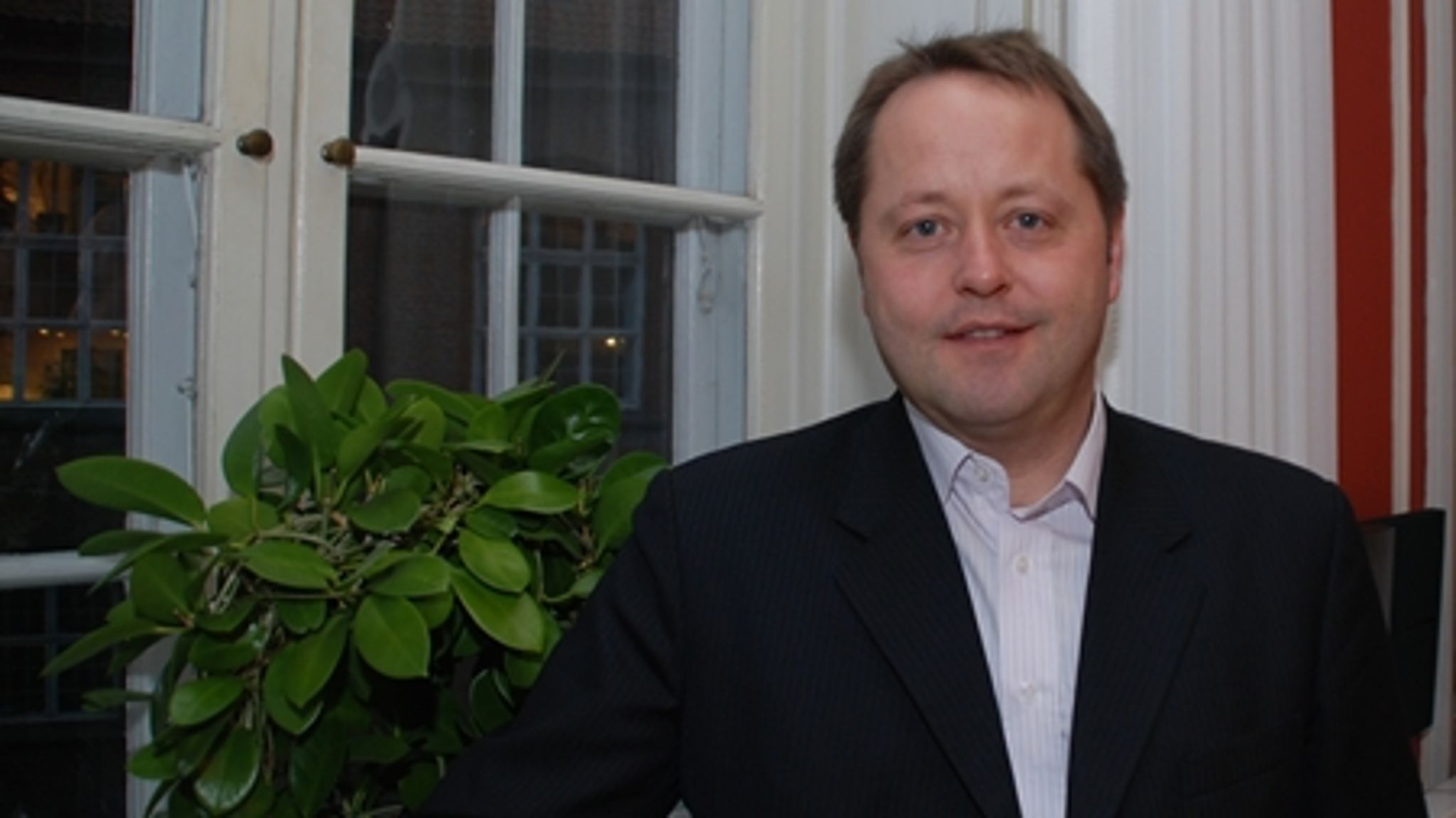 Sundhedsminister Jakob Axel Nielsen (K) vil gerne beholde regionerne. Men konkurrence skal gøre dem bedre.