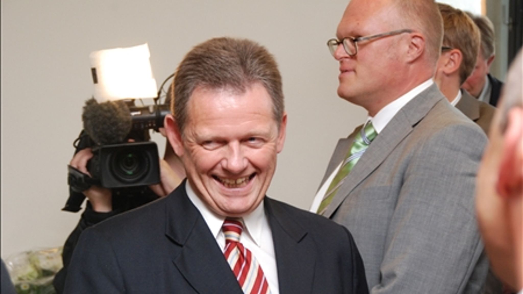 Lars Barfoed ankommer til ministerieoverdragelse i Transportministeriet med departementschef Jacob Heinsen (th).