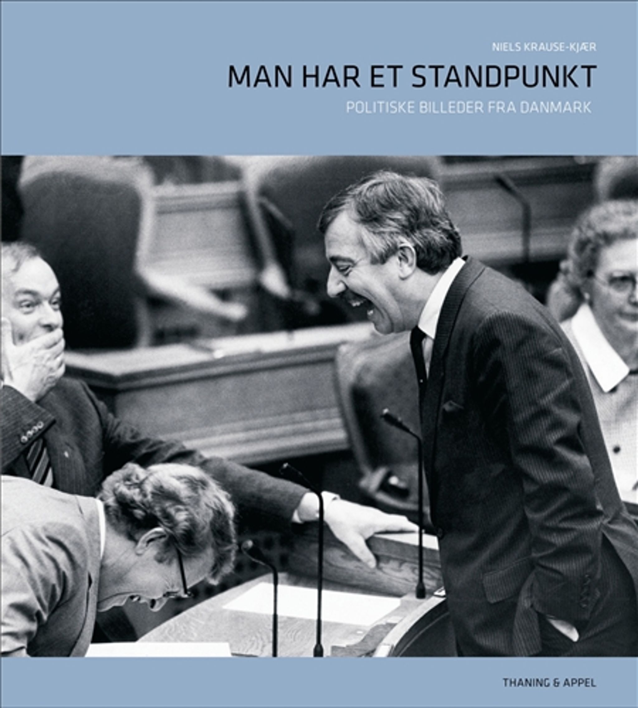 En perlerække af klassiske fotos af danske politikere indtager sin halvdel af Krause-Kjærs nye bog "Man har et standpunkt".