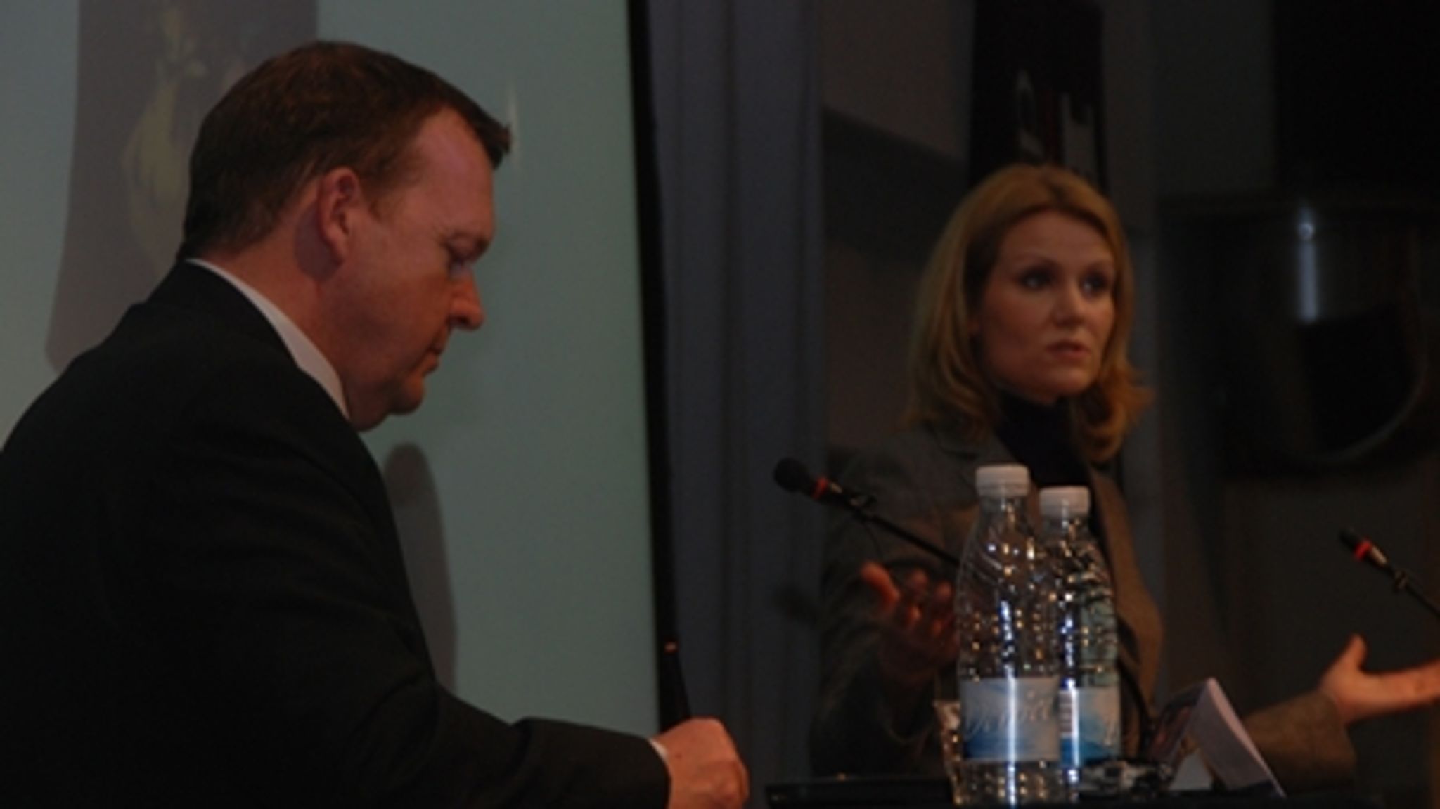 Finansminister Lars Løkke Rasmussen og S-formand Helle Thorning-Schmidt tørnede onsdag sammen til debat om, hvordan Danmark skal klare sig gennem finanskrisen. Og det gik ikke stille for sig.