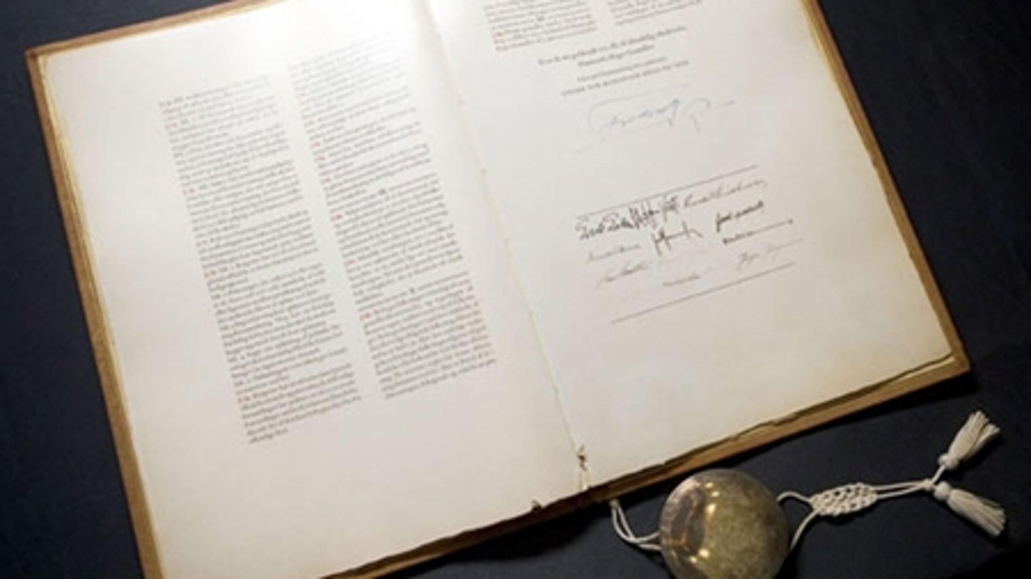 Venstrefløjen i Folketinget ønsker grundloven fra 1953 ændret. De borgerlige afviser - og vil begrænse ændringen til tronfølgeloven.