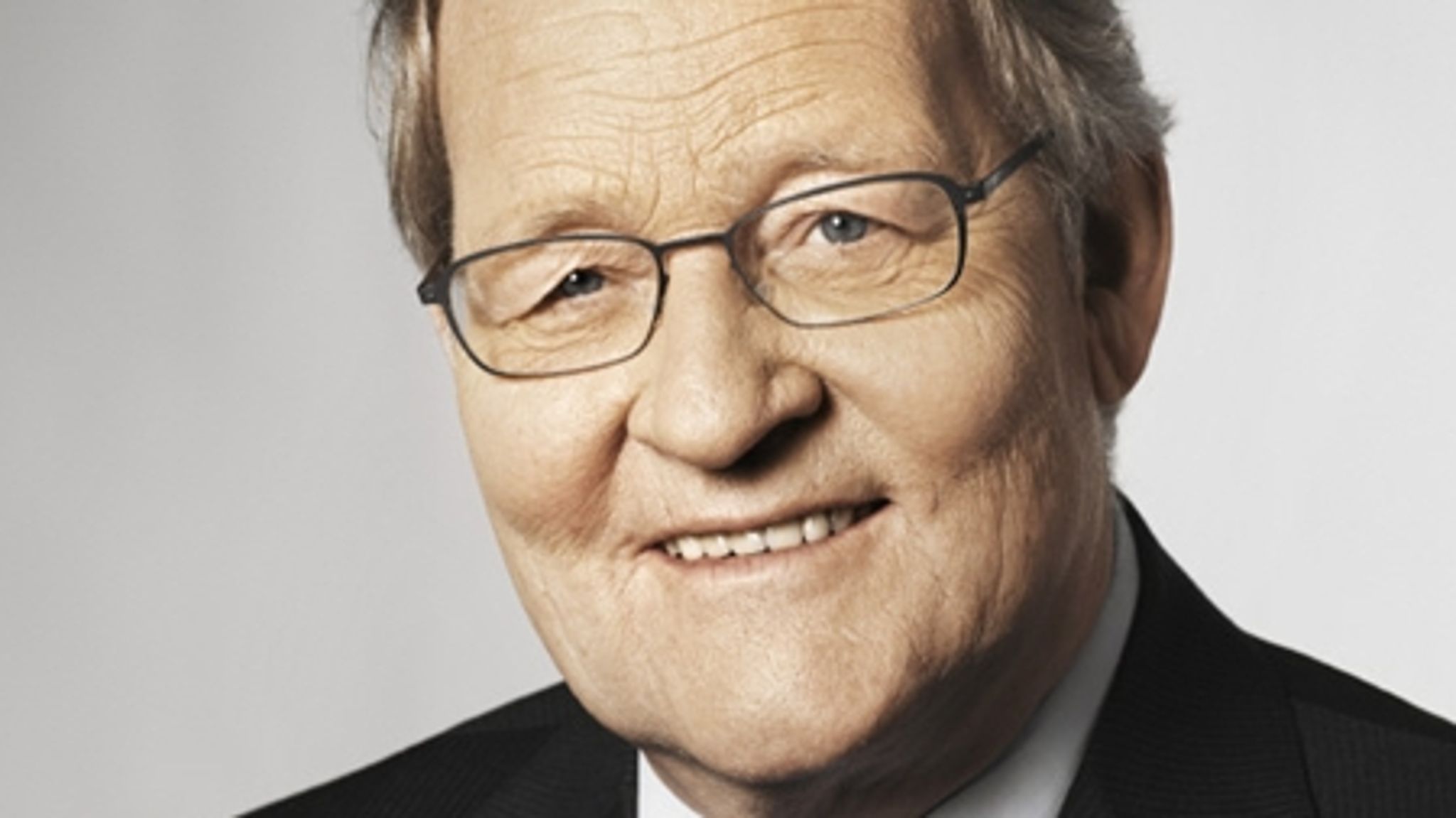 Den radikale Niels Helveg Petersen erkender, at det er risikabelt at afholde folkeafstemningen om tronfølgeloven samtidig med valget til Europa-Parlamentet.