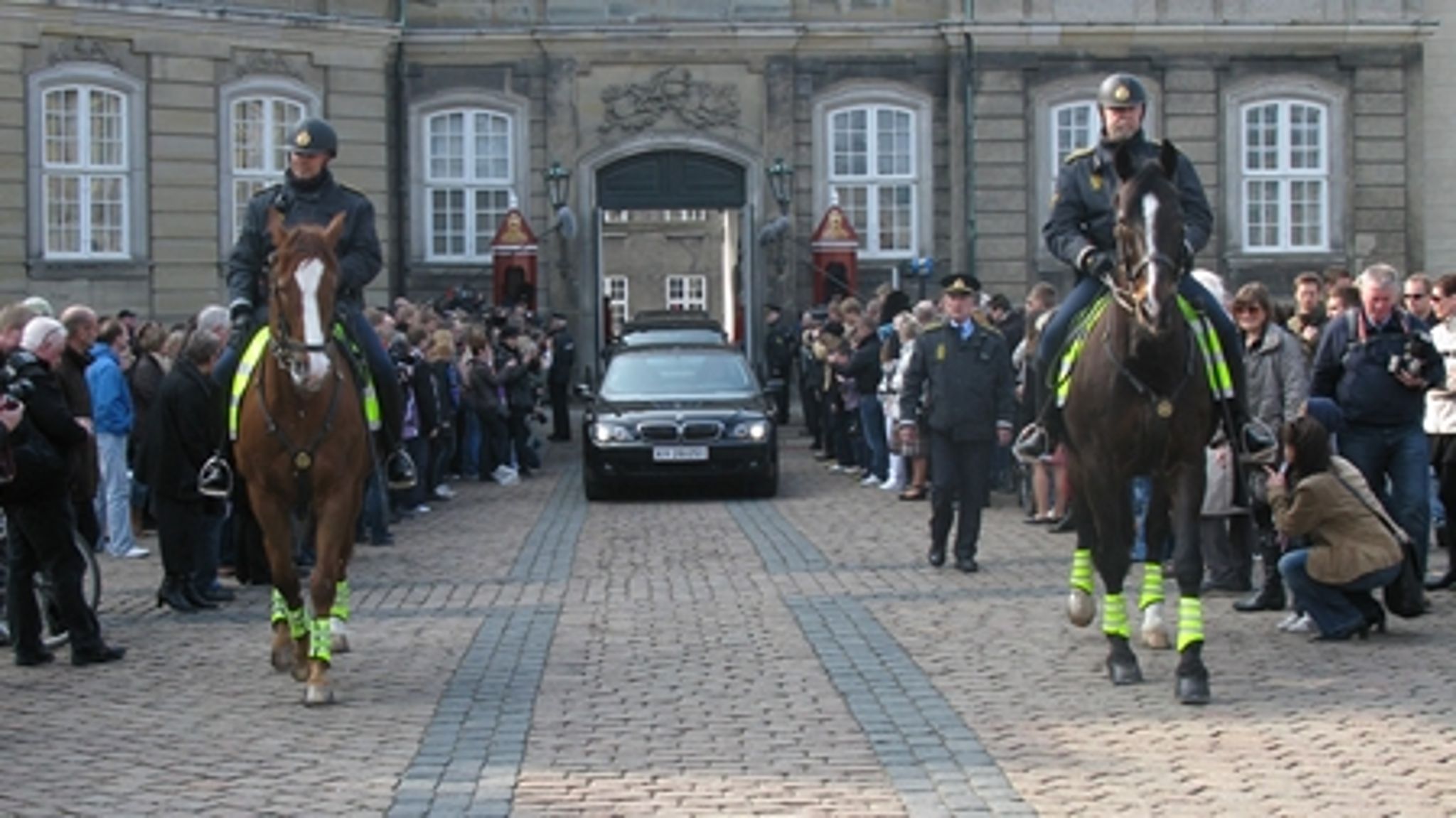 Ministerrokaden, der blev præsenteret på Amalienborg i dag, markerer ingen slinger i valsen i forhold til Foghs politiske kurs, vurderer Erik Holstein.