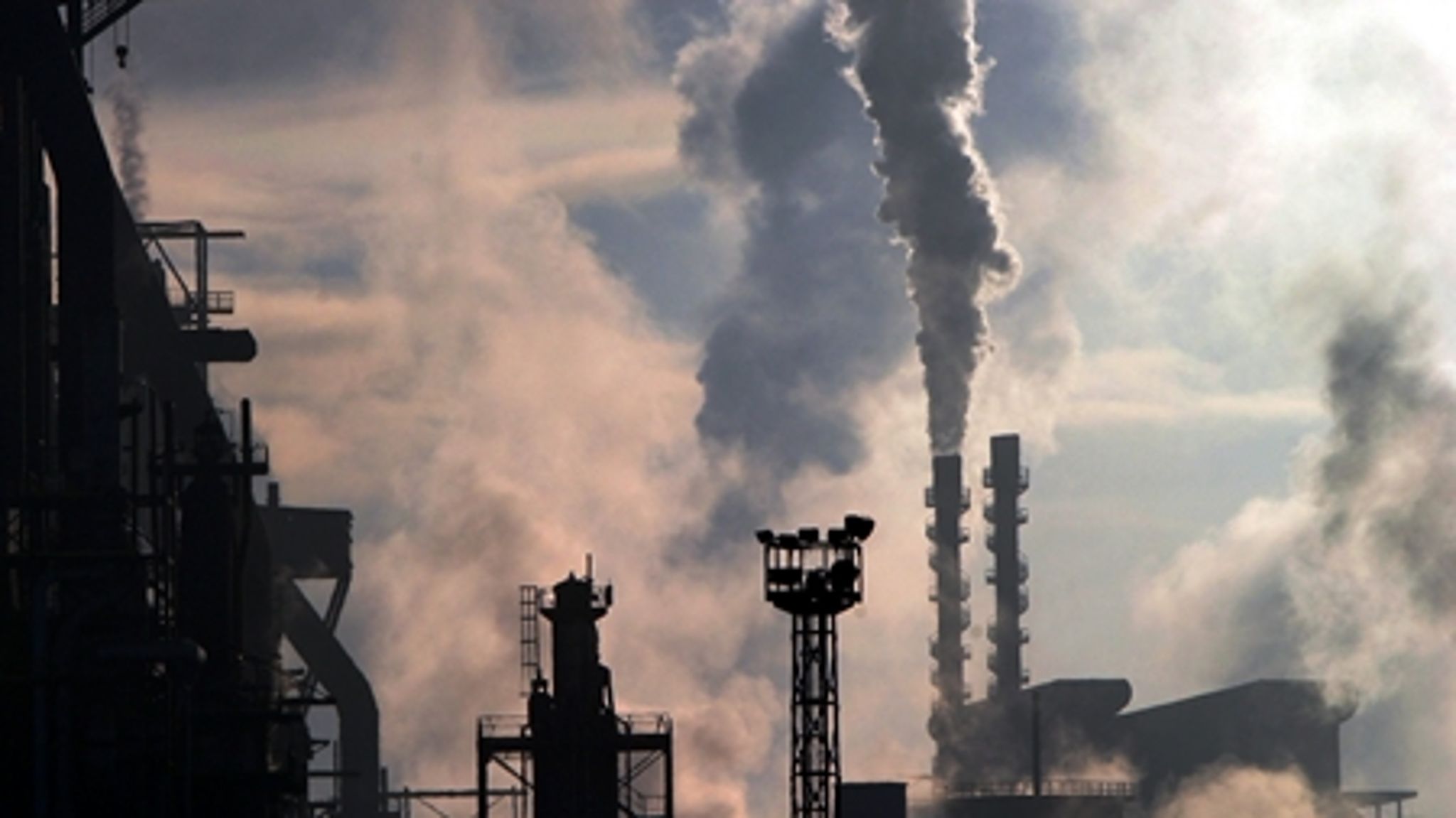 Danmark kan måske ikke nå 2020-reduktionsmålene for CO2. En mulig løsning kan blive at købe udledningsrettigheder i udlandet, siger regeringen nu.