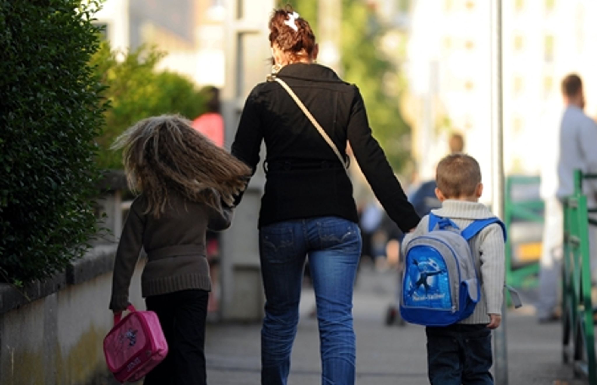 Forældre, der selv har haft en dårlig skolegang, vil præge deres egne børn. Derfor skal folkeskolen i højere grad forstå netop de forældre, siger Skole og Samfund.