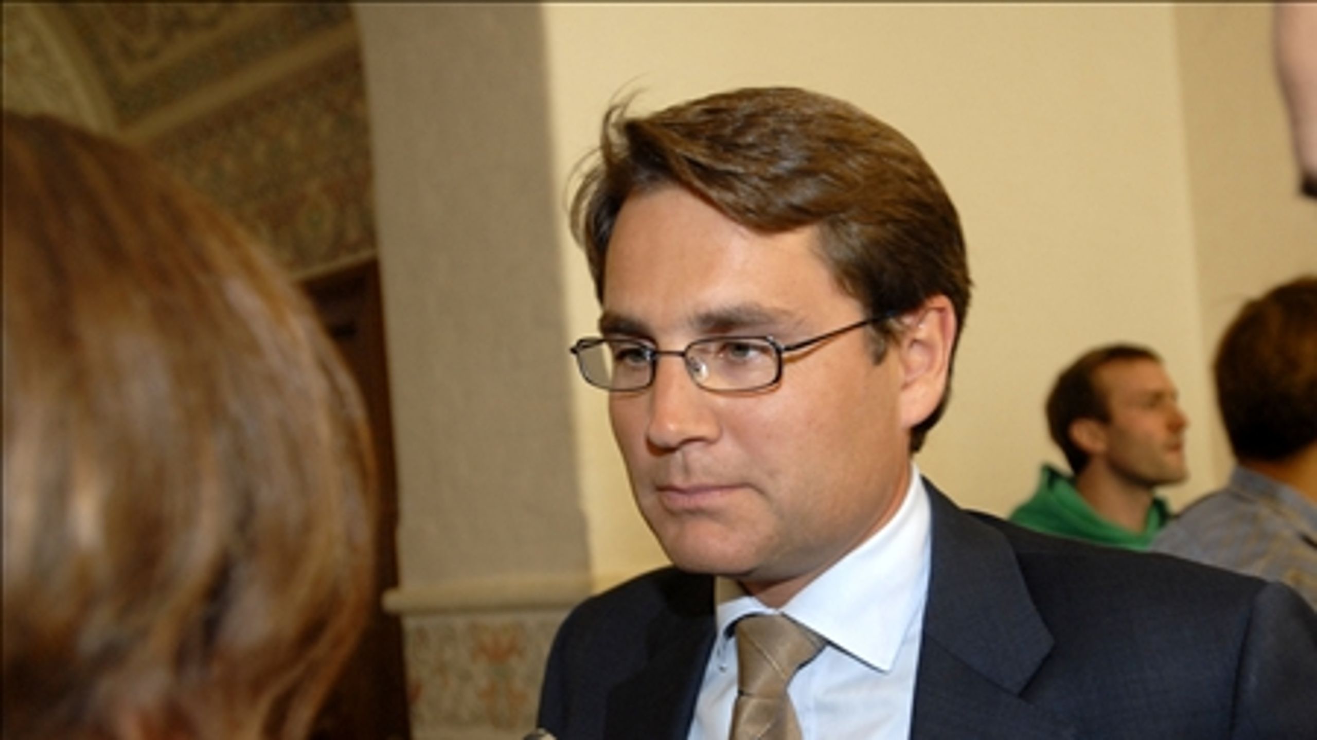 Justitsminister Brian Mikkelsen (K) vil afvente Højesterets afgørelse om de bizarre fængslinger for besiddelse af knive. Men måske skulle han snarere undersøge anklagemyndighedens bemærkelsesværdige opførsel. 