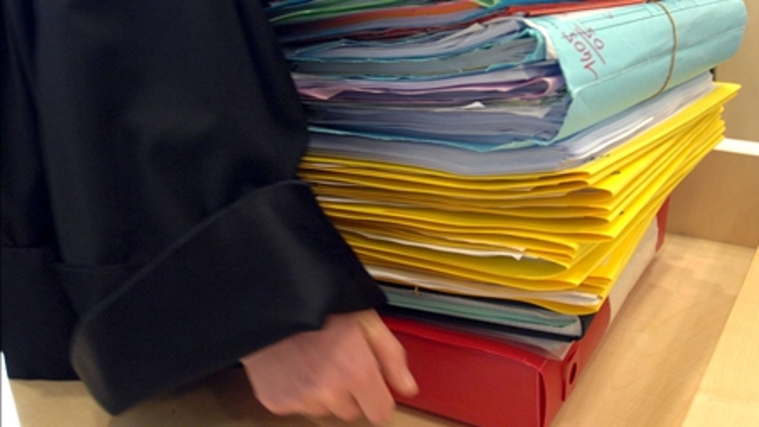 Send en kort mail, hvis du vil i kontakt med politikerne, lyder det samlet fra arbejdsmarkedsordførerne, der årligt modtager halvandet ton papirpost.