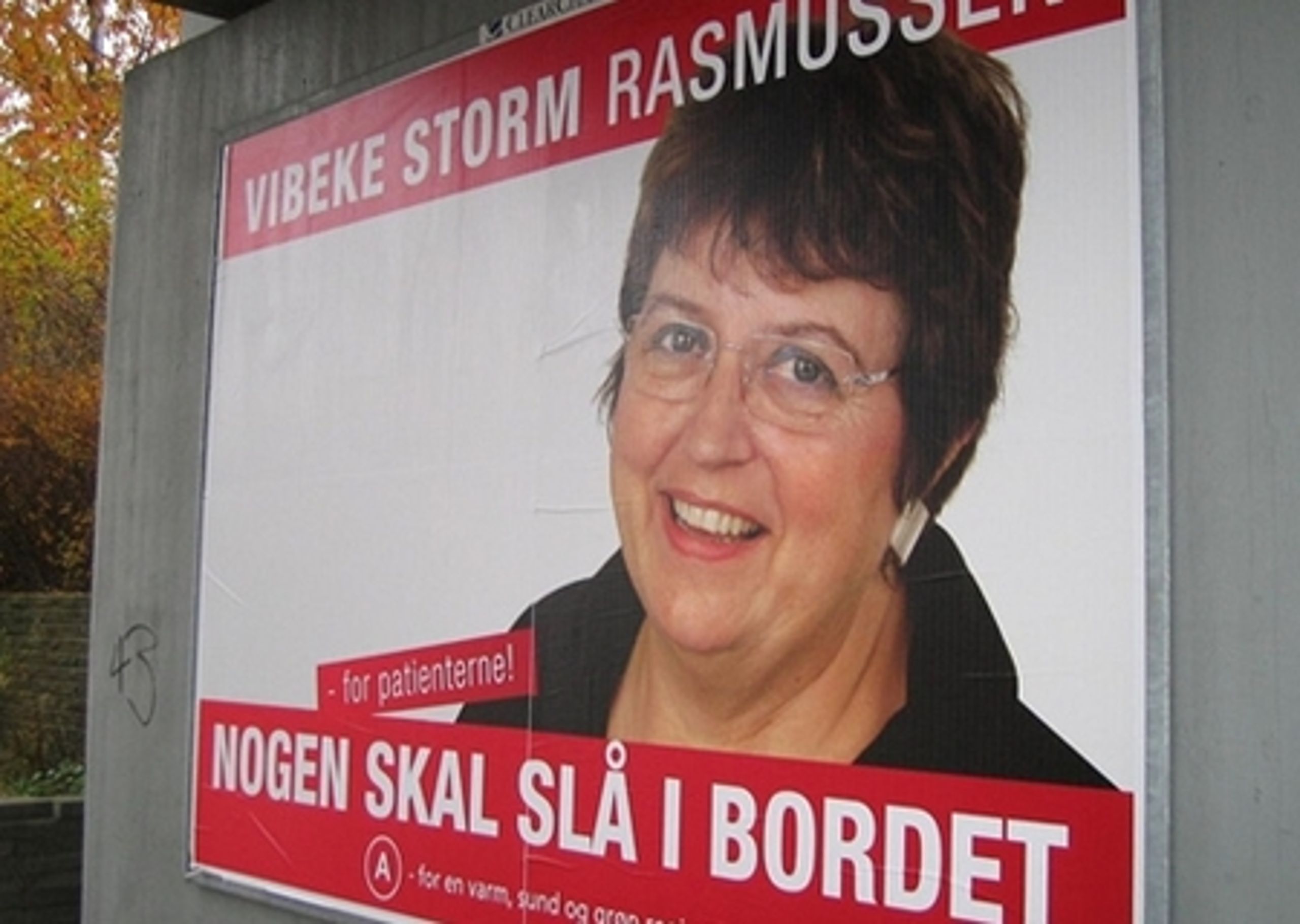 Det svæver lidt i det uvisse, hvorfor regionsformanden har brug for at slå i bordet. Er det sundhedsministeren og regeringen, hun har i tankerne?