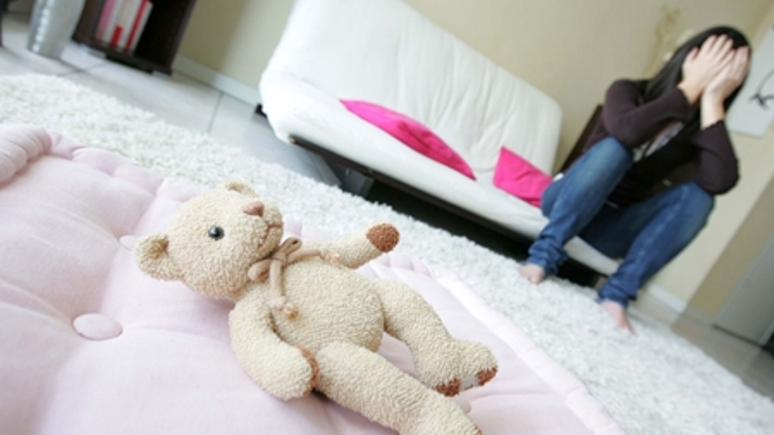 Beskæftigelsesministeren kommer snart med en national strategi mod vold i nære relationer, kom det frem i dag på et samråd.