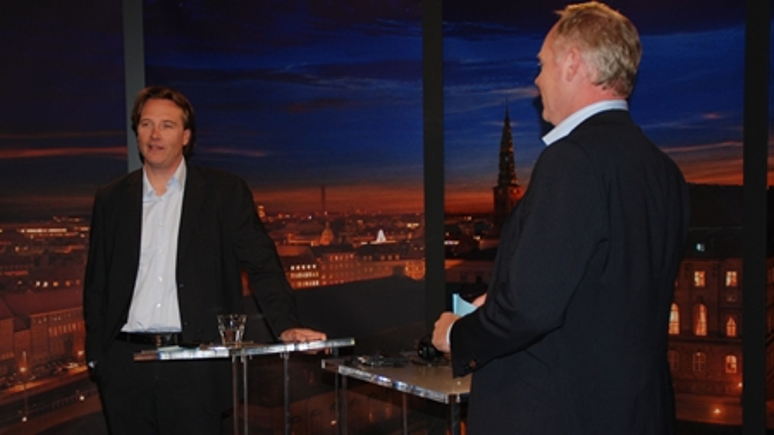 "Et par timer hver uge - med endeløse genudsendelser - udspreder News de to stand up-komikere Peter Mogensen og Michael Kristiansens private meninger om politiske emner, som om der var tale om vismænd med unik indsigt," skriver Bent Falbert.