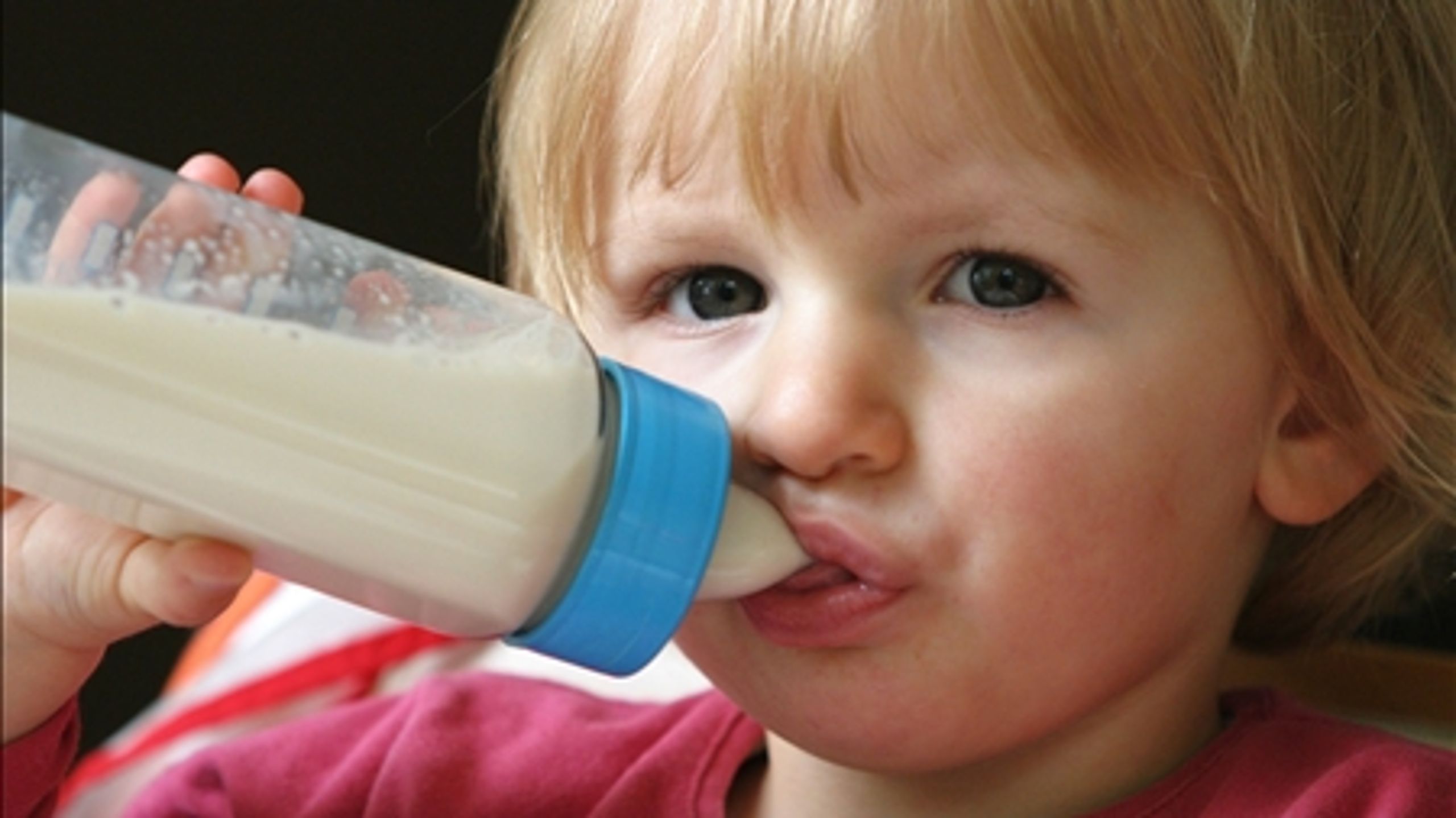 Fødevareminister Eva Kjer Hansen (V) skal på et samråd forklare, hvorfor hun ikke vil rette sig efter et folketingsflertal, som kræver forbud mod bisfernol-A i sutteflasker.