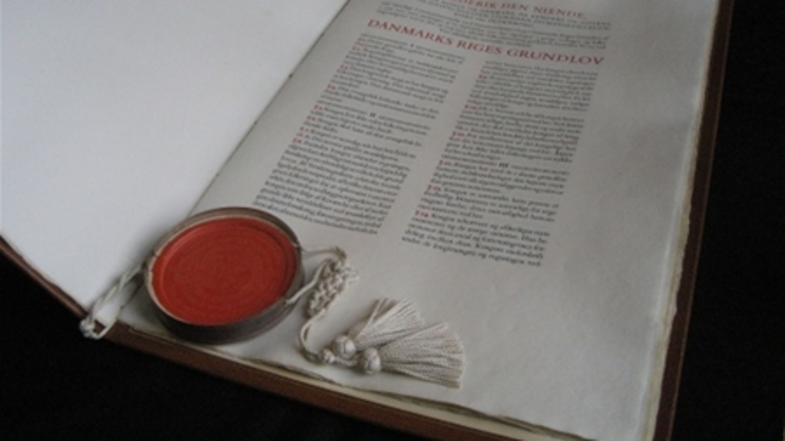 FORFATNINGSSTRID: Den danske grundlov har ikke helt taget højde for en situation, hvor dele af den dømmende og den udøvende magt politiserer over for den lovgivende magt.