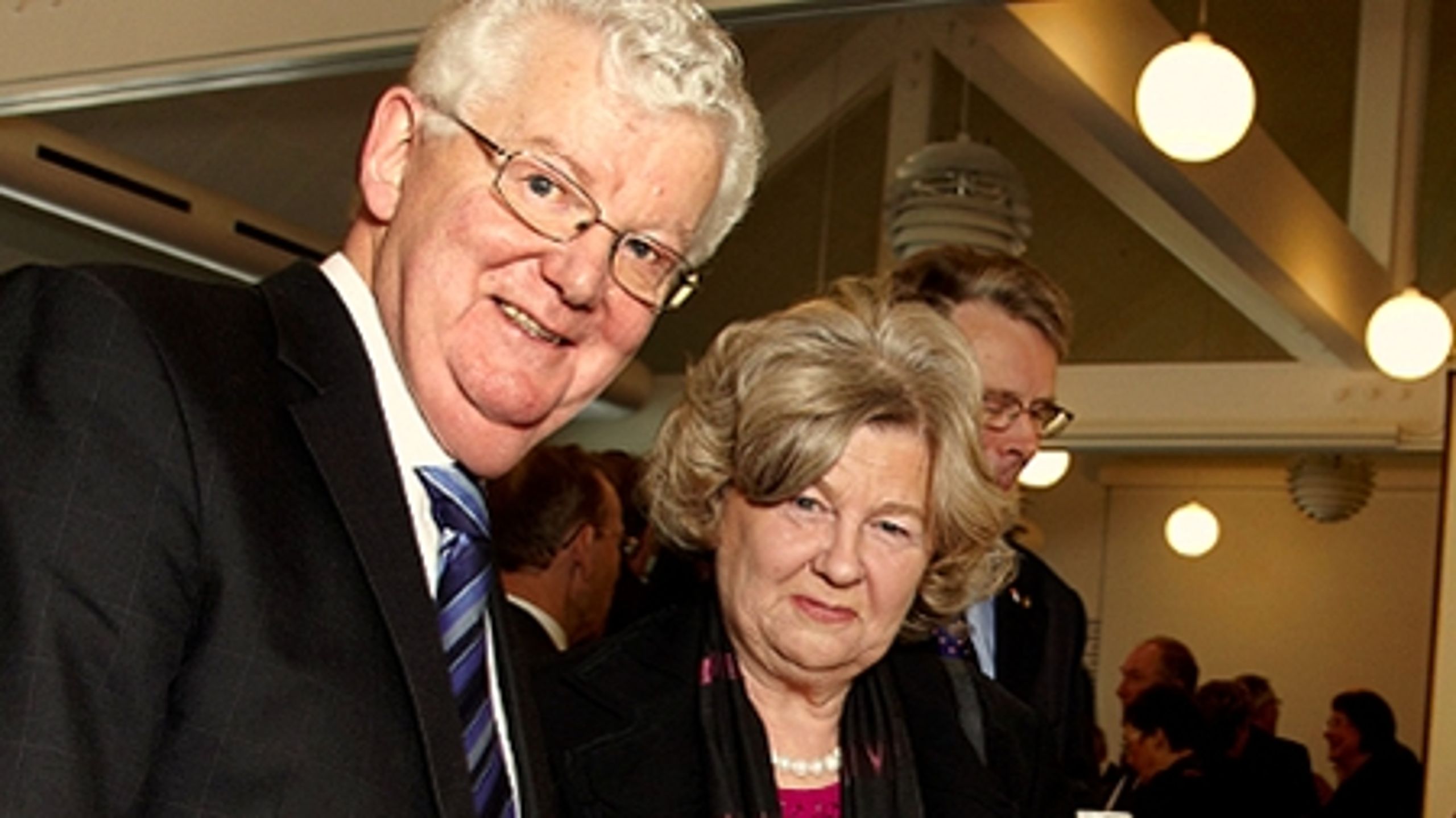 Integrationsminister Birthe Rønn Hornbech  (V) var med til at skære festlagkagen for, da Region Sjælland i dag markerede, at regionsrådsformand Kristian Ebbensgaard nu går fra borde efter en menneskealder i kommunal-, amts- og regionspolitik.