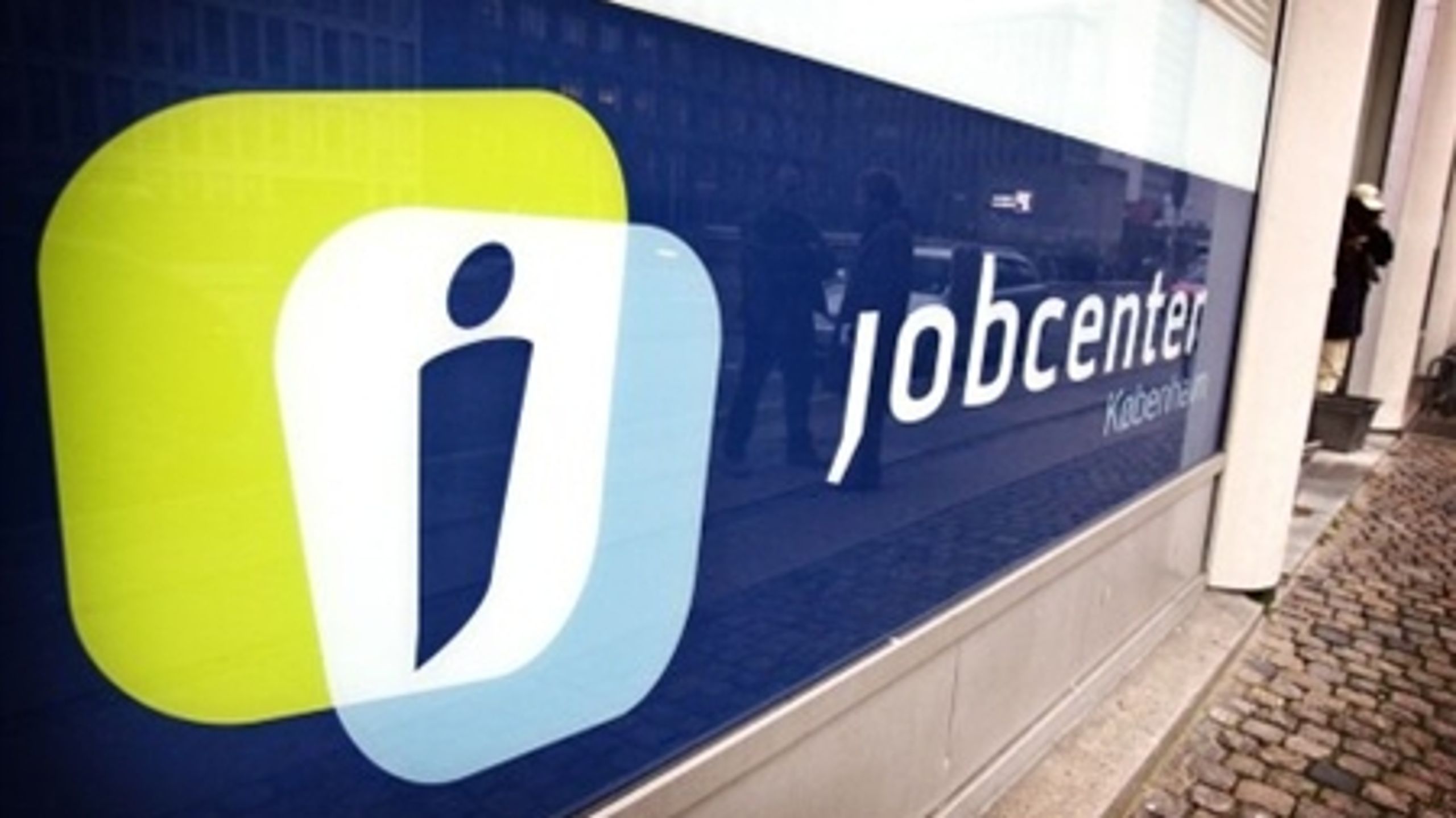 Næsten 30 procent af sommerens nyuddannede akademikere var uden arbejde i november. 