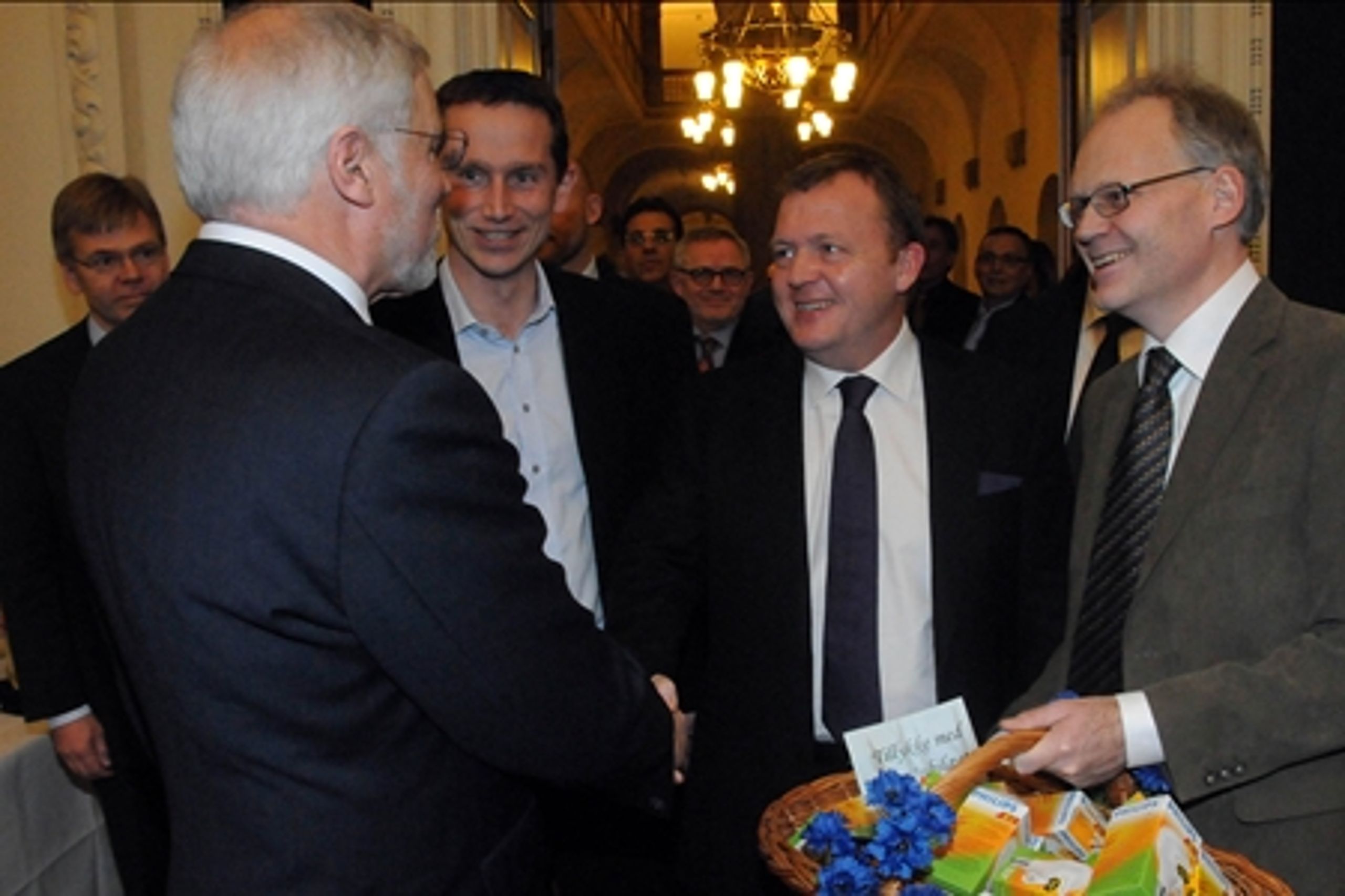 Folketingets formand hyldes ved sit 25 års jubilæum af Venstres næstformand, skatteminister Kristian Jensen, Venstres formand, statsminister Lars Løkke Rasmussen, og partisekretær Jens Skipper Rasmussen. Gaven er el-pærer, så jubilaren kan komme hjem til et oplyst hus.  Til venstre departmentschef Karsten Dybvad, Statsministeriet, der var Thor Pedersens departementschef som finansminister.