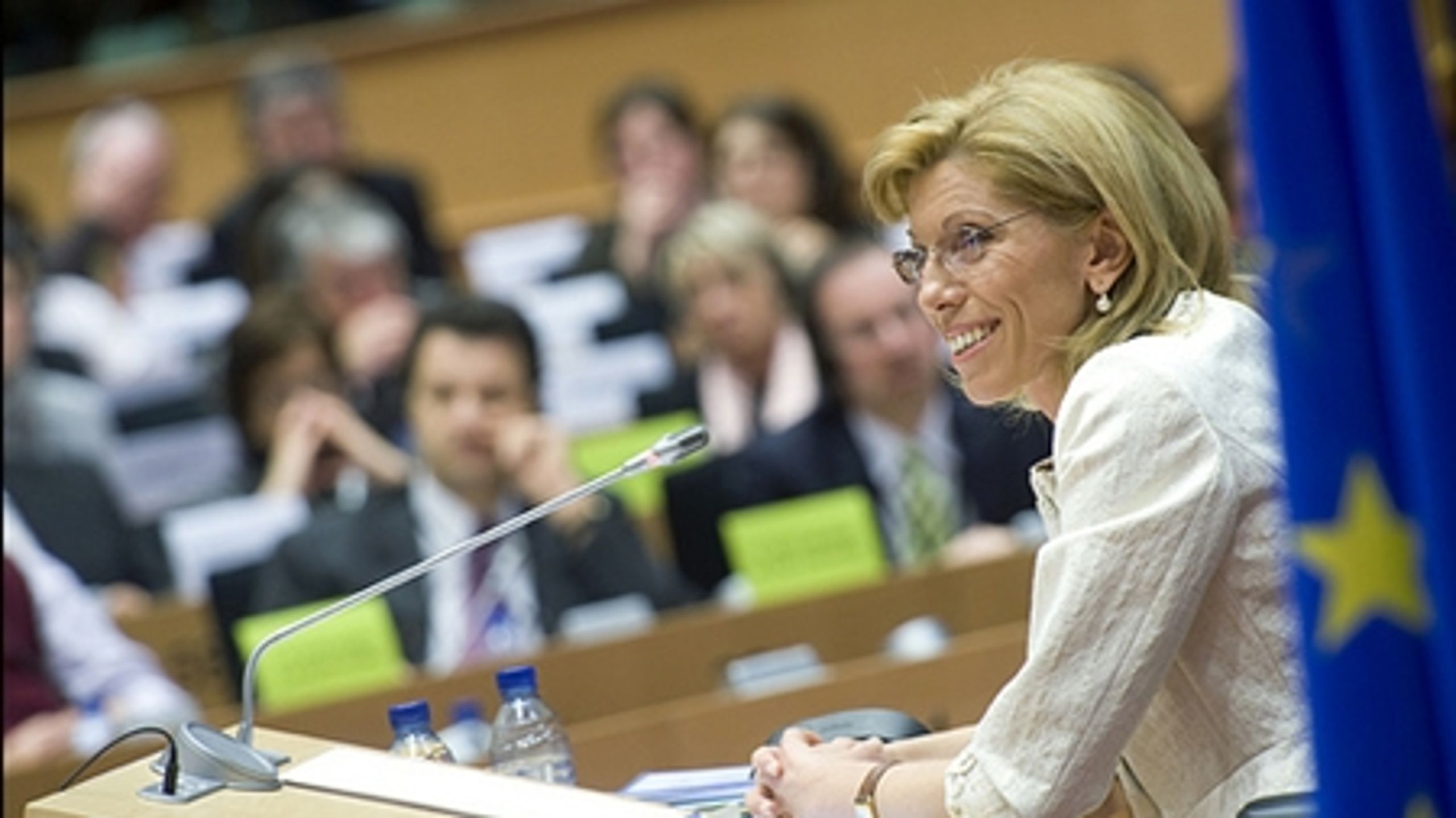 Rumiana Jeleva fra Bulgarien, der trak sit kandidatur i tirsdags, afløses nu af
Kristalina Georgieva som Barrosos kandidat til kommissærposten for humanitær bistand, international koordinering og kriseberedskab. 
