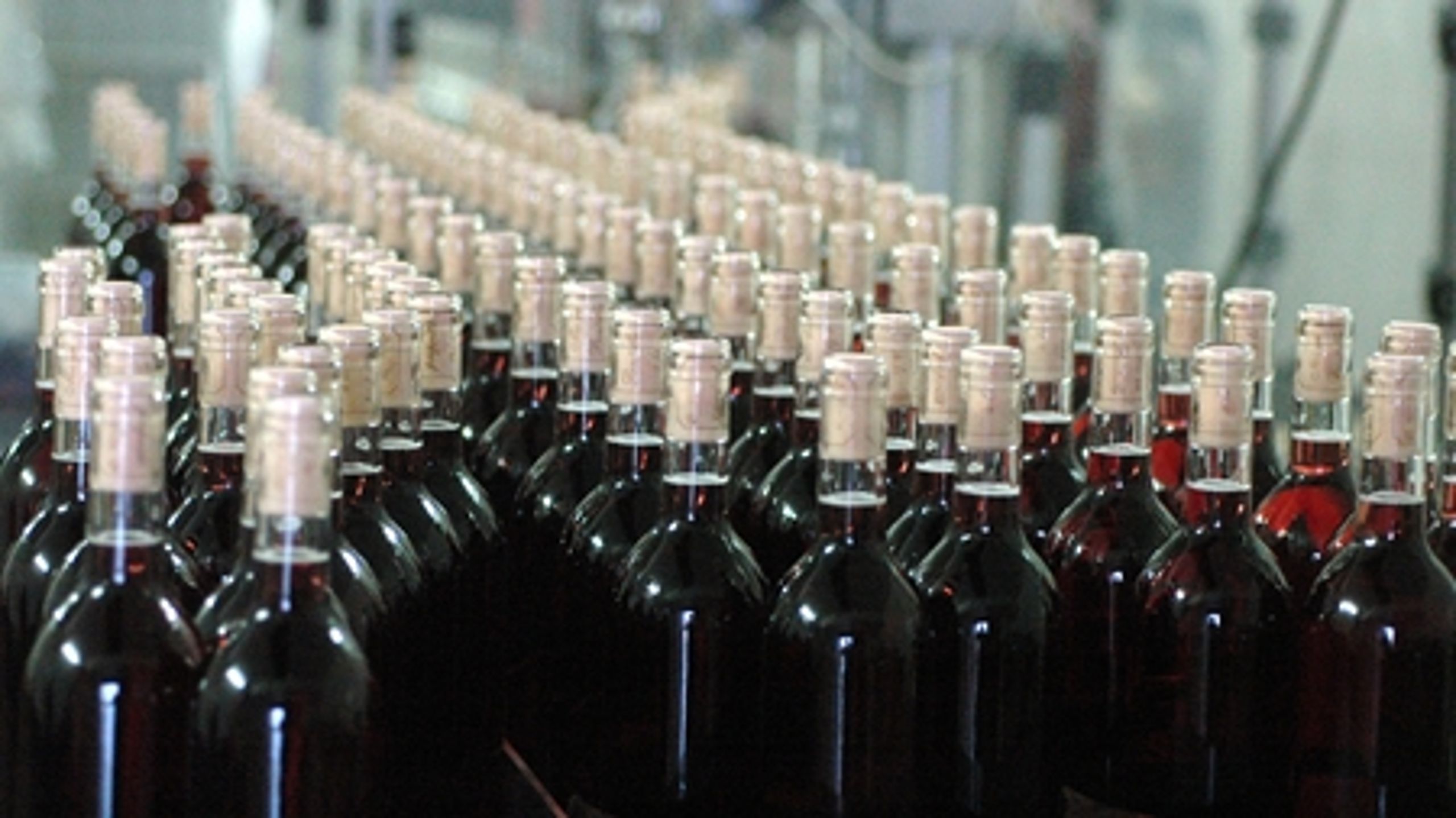 Der eksporteres i dag genbrugte vinflasker fra Danmark til tapperier i udlandet. Den trafik skal stoppes, mener regeringen, fordi den bygger på indirekte statsstøtte. Men eksporten gavner miljøet.