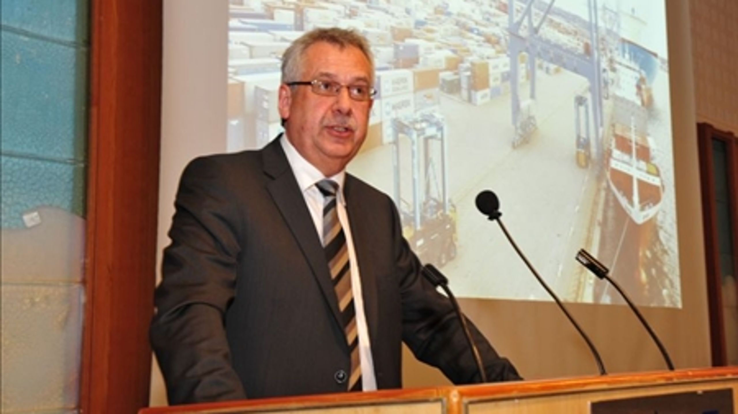 "Jeg vil meget gerne på besøg på havnene, så jeg kan se, hvad vores servicetjek af havneloven skal fokusere på," sagde den nyudnævnte transportminister, Hans Christian Schmidt (V), på Danske Havnes konference.
