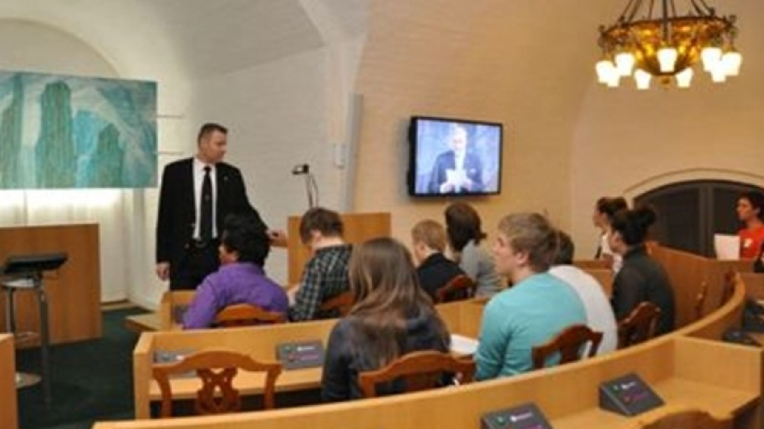 Elever gør klar til at stemme i "Folketingssalen".