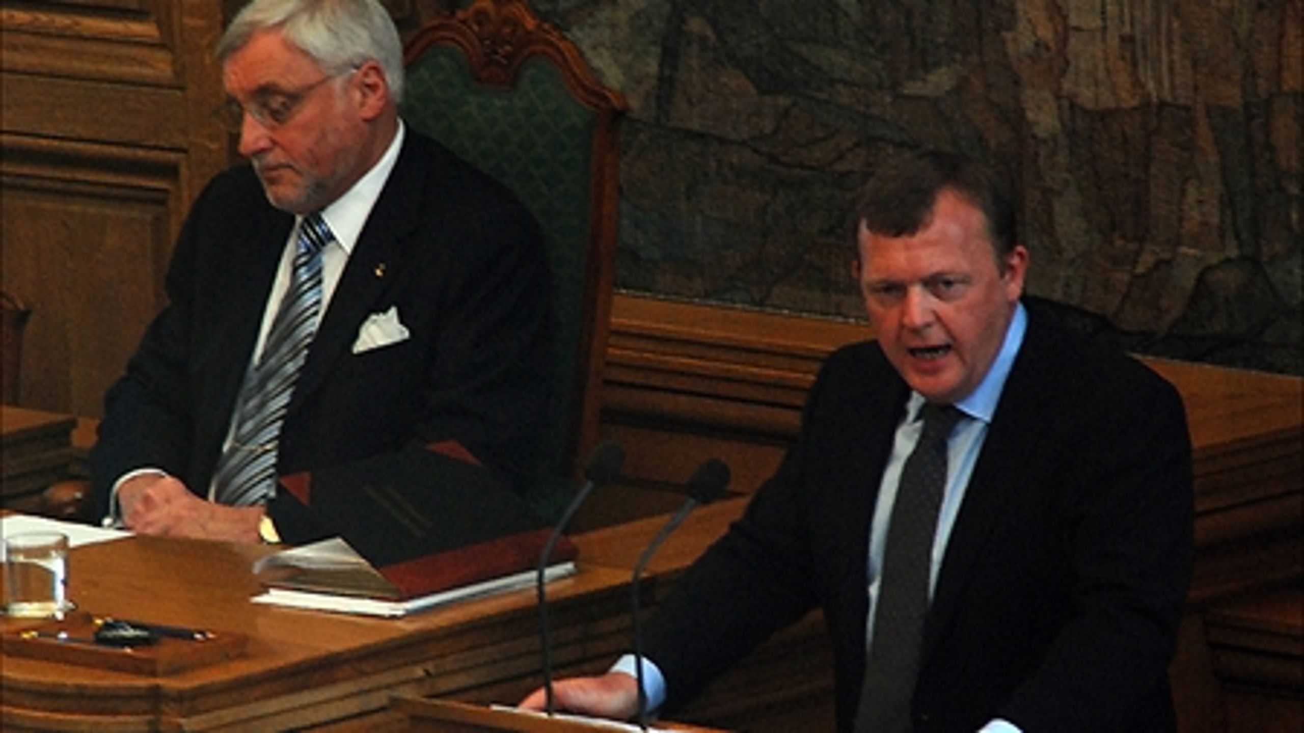 Statsminister Lars Løkke Rasmussen: Venter han til sidste sekund - eller lurer han på et lynvalg, hvis der kommer gode meningsmålinger? Meningerne er delte på Christiansborg, men for første gang diskuteres muligheden af et valg i foråret 2010 seriøst.  