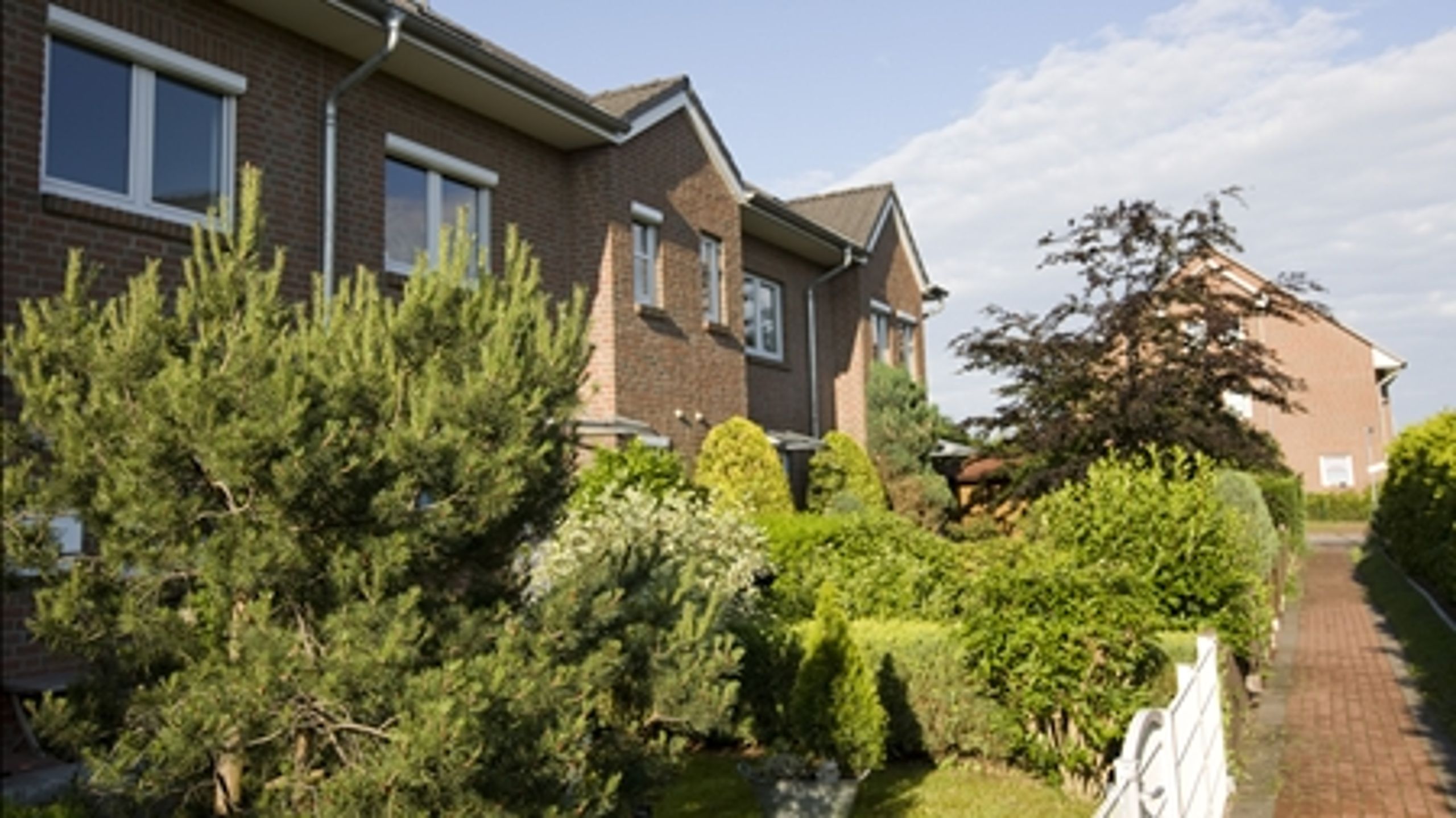 Regeringen har ikke opgivet at fortsætte ordningen med, at almene lejere kan købe deres egen bolig. Men socialminister Benedikte Kiær (K) vil ikke løfte sløret for planerne, som nu er udskudt til efteråret.  