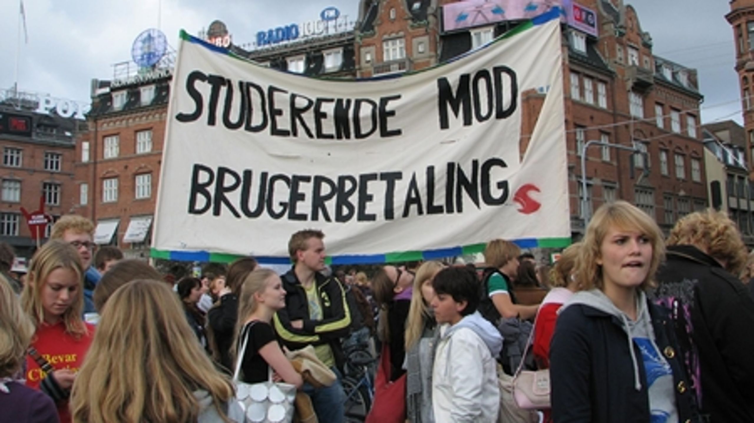 Regeringen kan imødese nye demonstrationer, når der skal findes 24 mia. over de næste tre år. Øvelsen bliver ikke lettere af, at Dansk Folkeparti her risikerer problemer med sine egne vælgere. 