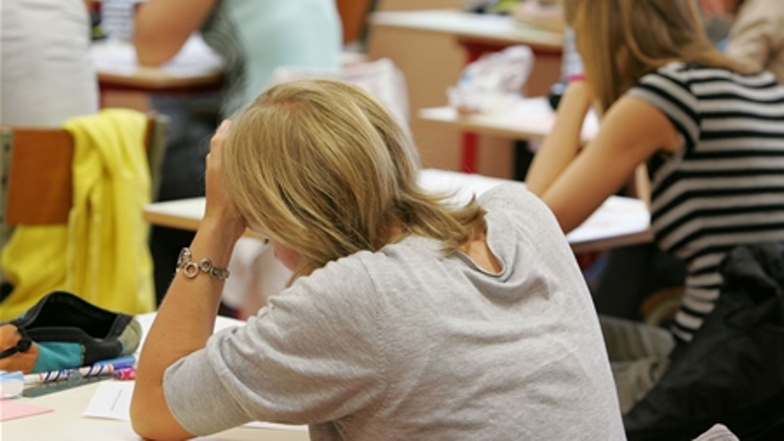 Politikerne har hver deres bud på, hvordan det undgås, at 12.000 unge skal have supplerende undervisning efter folkeskolen.