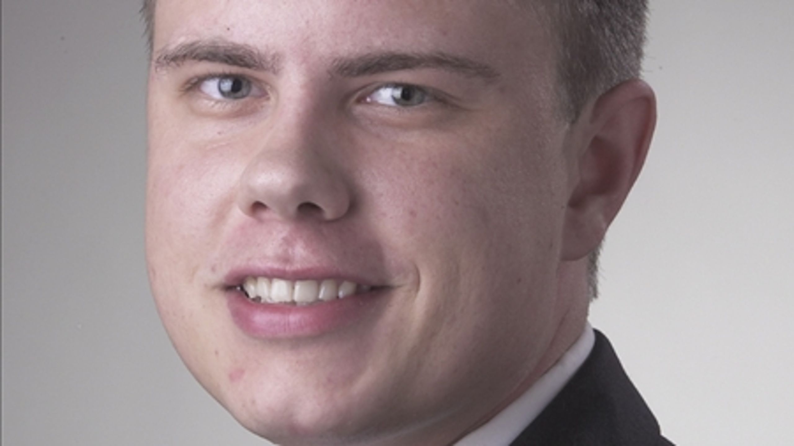 Martin Henriksen (DF) kritiserer regeringen for ikke at tage afstand fra for eksempel oppositionens forslag om at afskaffe kristendomsundervisningen i folkeskolen. Regeringen skal være mere fremme i skoene, lyder det. 