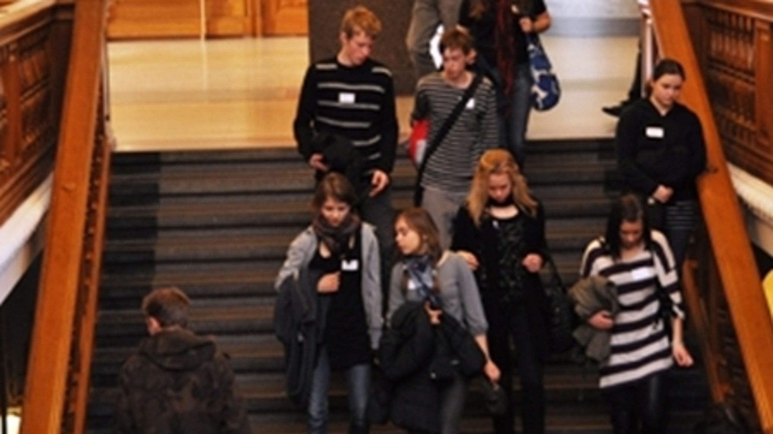 Skoleklasser og andre besøgsgrupper skaber kødannelse i Folketinget, så de folkevalgte nu får førsteret til vise rundt.