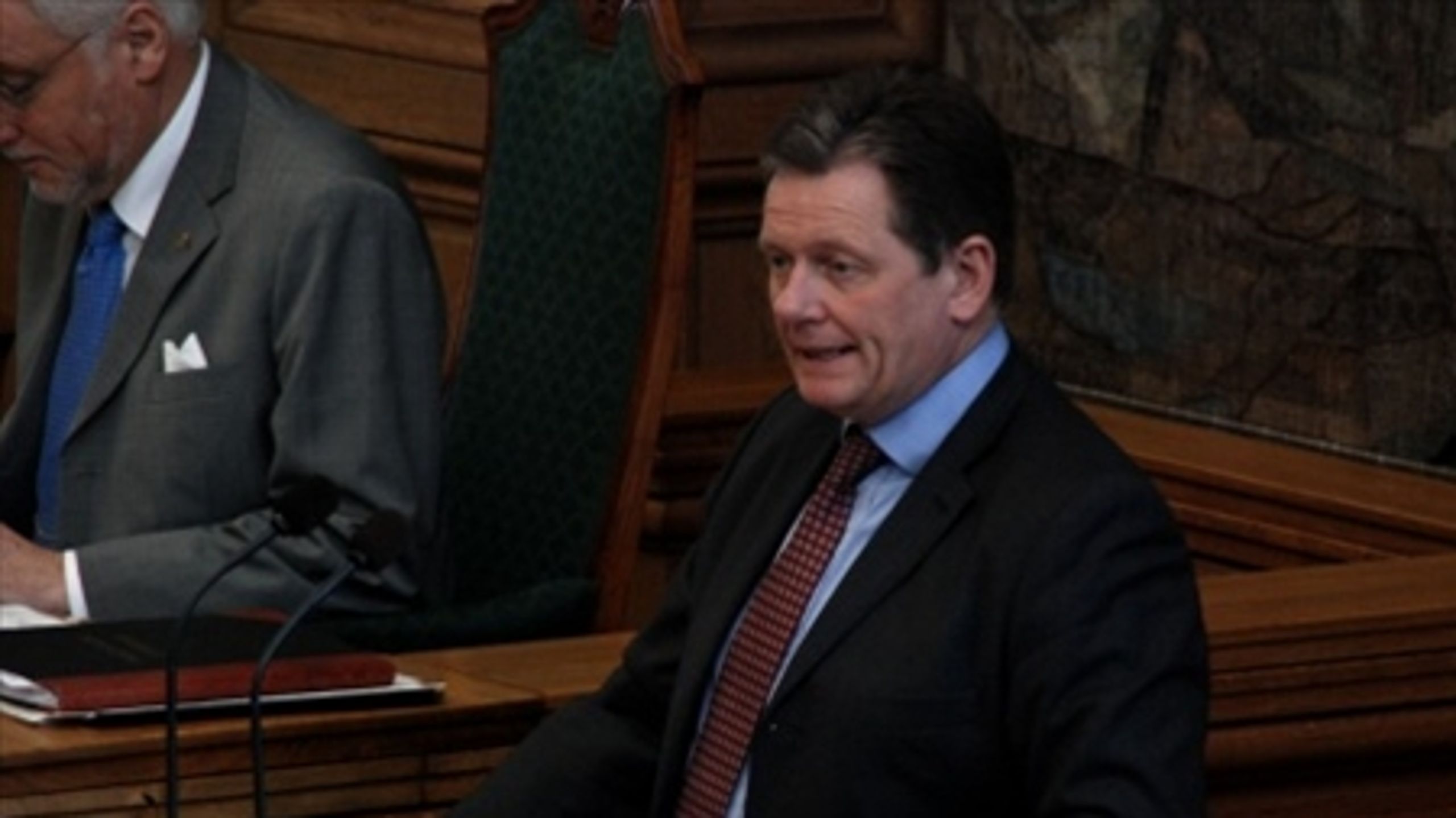 På linje med Lene Espersen (K) er justitsminister Lars Barfoed (K) tilbageholdende med at ændre på voldsstraffenes længde. Men det kan han blive tvunget til, hvis DF tager temaet op i næste finanslovsforhandling.