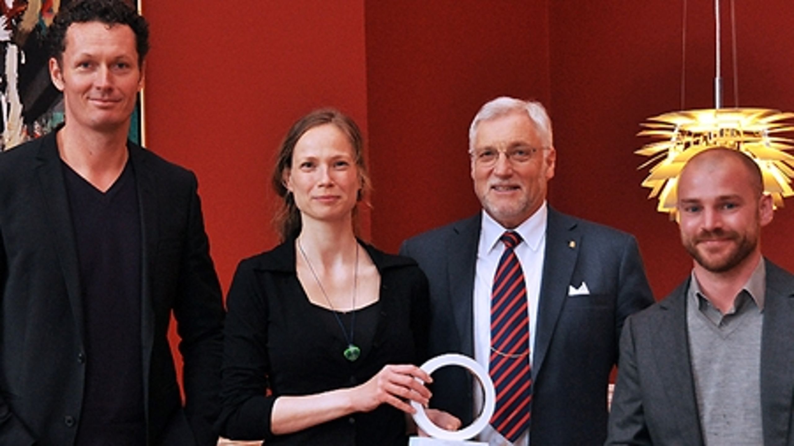 Folketingets formand Thor Pedersen (V) med Mikkel Jespersen, Hjørdis Thorborg og Klaus Bundvig fra designbureauet 1508.