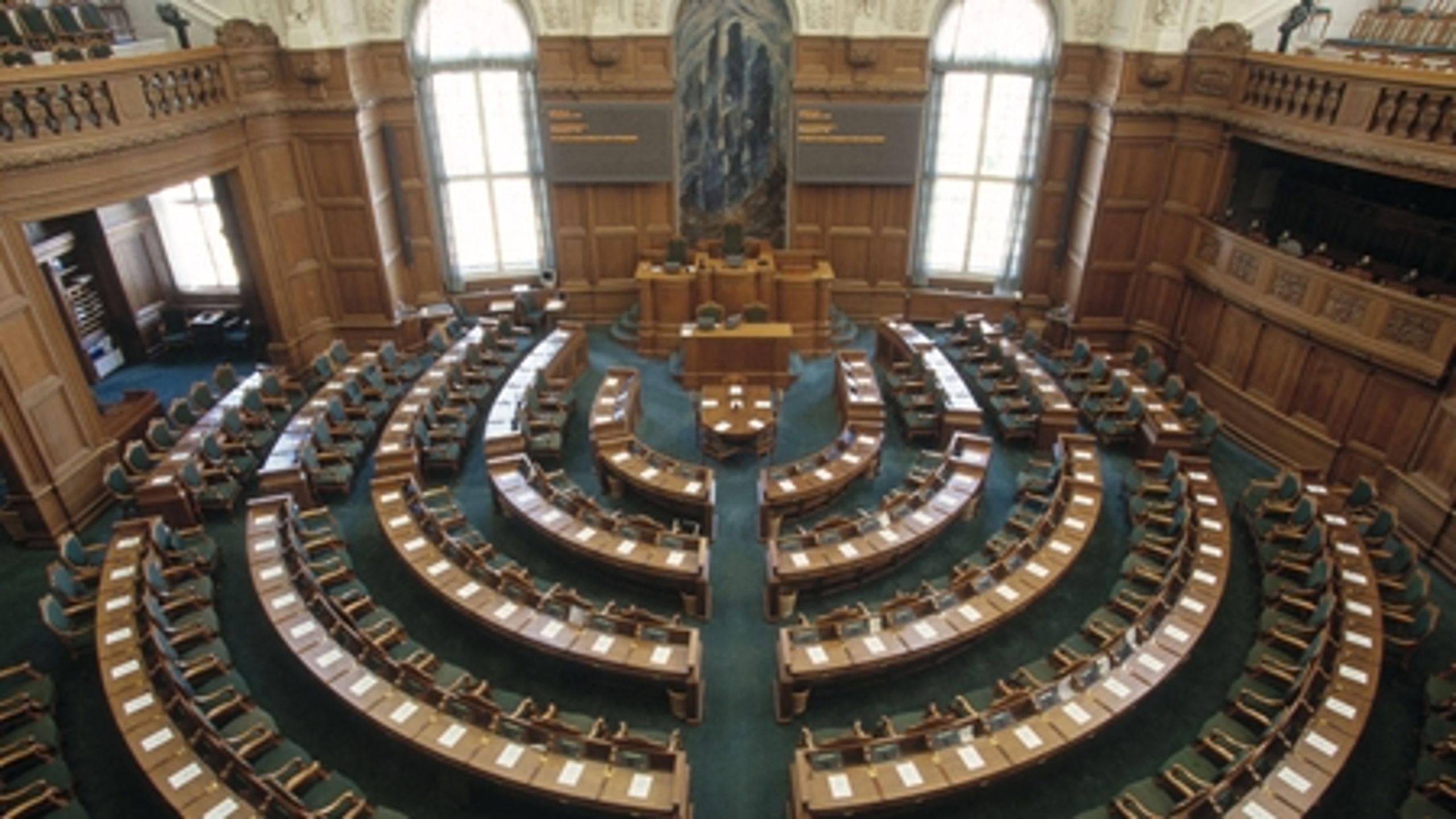 Regeringens genopretningspakke kommer angiveligt til at skyde Folketingets ferie. 