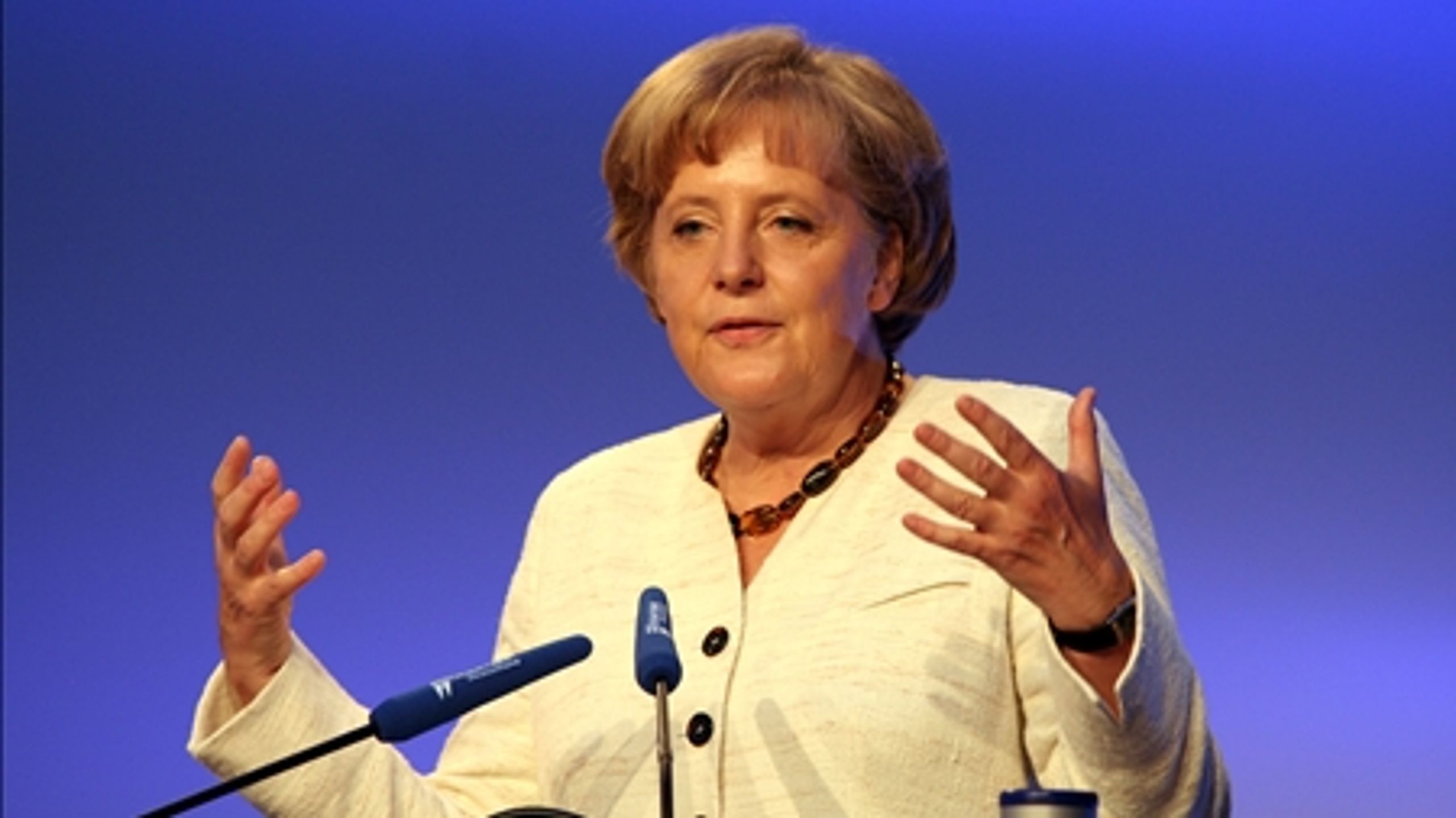 Kansleren er presset - hendes partnere i EU er sure, oppositionen vågnet op til dåd, og kritikerne i partiet er blevet synlige.