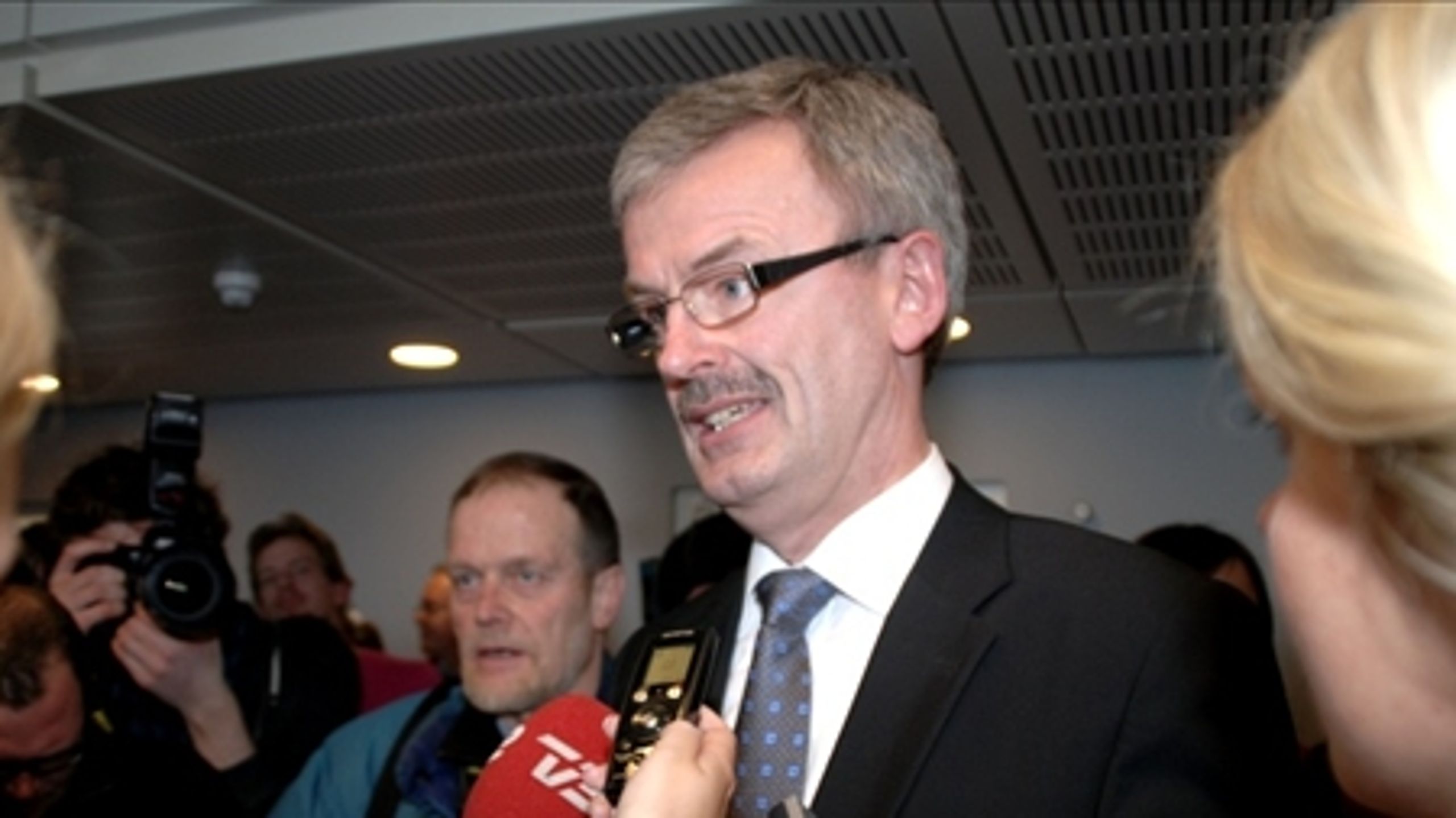 Henrik Høegh har i denne uge siddet 100 dage på posten. Her er aktørernes kommentarer til fødevareministerens første periode.