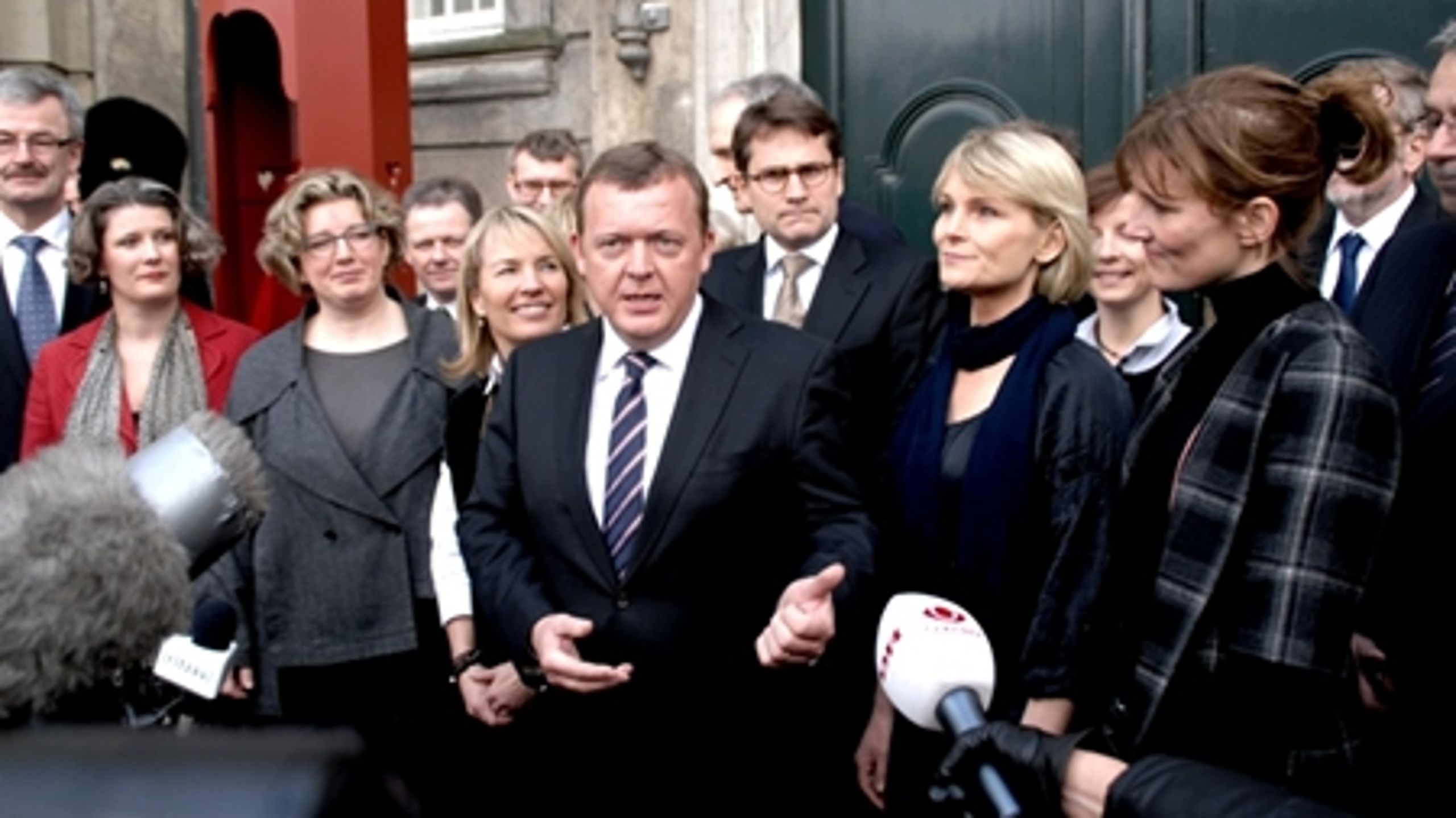 Hvedebrødsdagene er ovre: Den store ministerrokade blev positivt modtaget af adskillige kommentatorer, men her 100 dage efter er vælgernes begejstring til at overse.