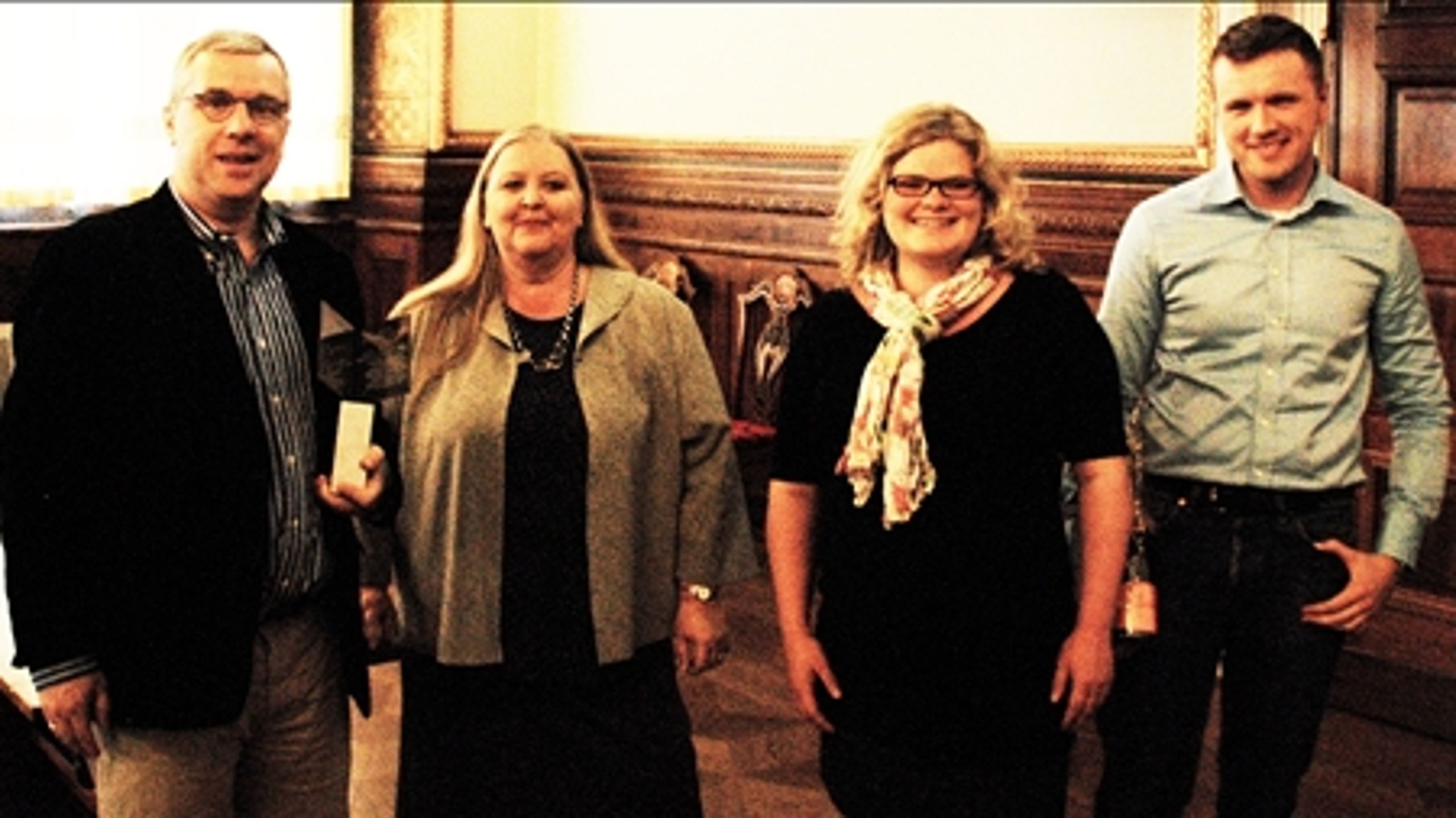 Altinget.dk modtager Bordings Mediepris 2010 på Københavns Rådhus efter rekord-mange indstillede medier. Fra venstre adm. direktør og chefredaktør Rasmus Nielsen, dommerkomiteens formand og koncernchef for Berlingske Media Lisbeth Knudsen, Altinget.dks vicedirektør Mette Rosendahl samt tillidsmand og politisk journalist Niels Th. Dahl.