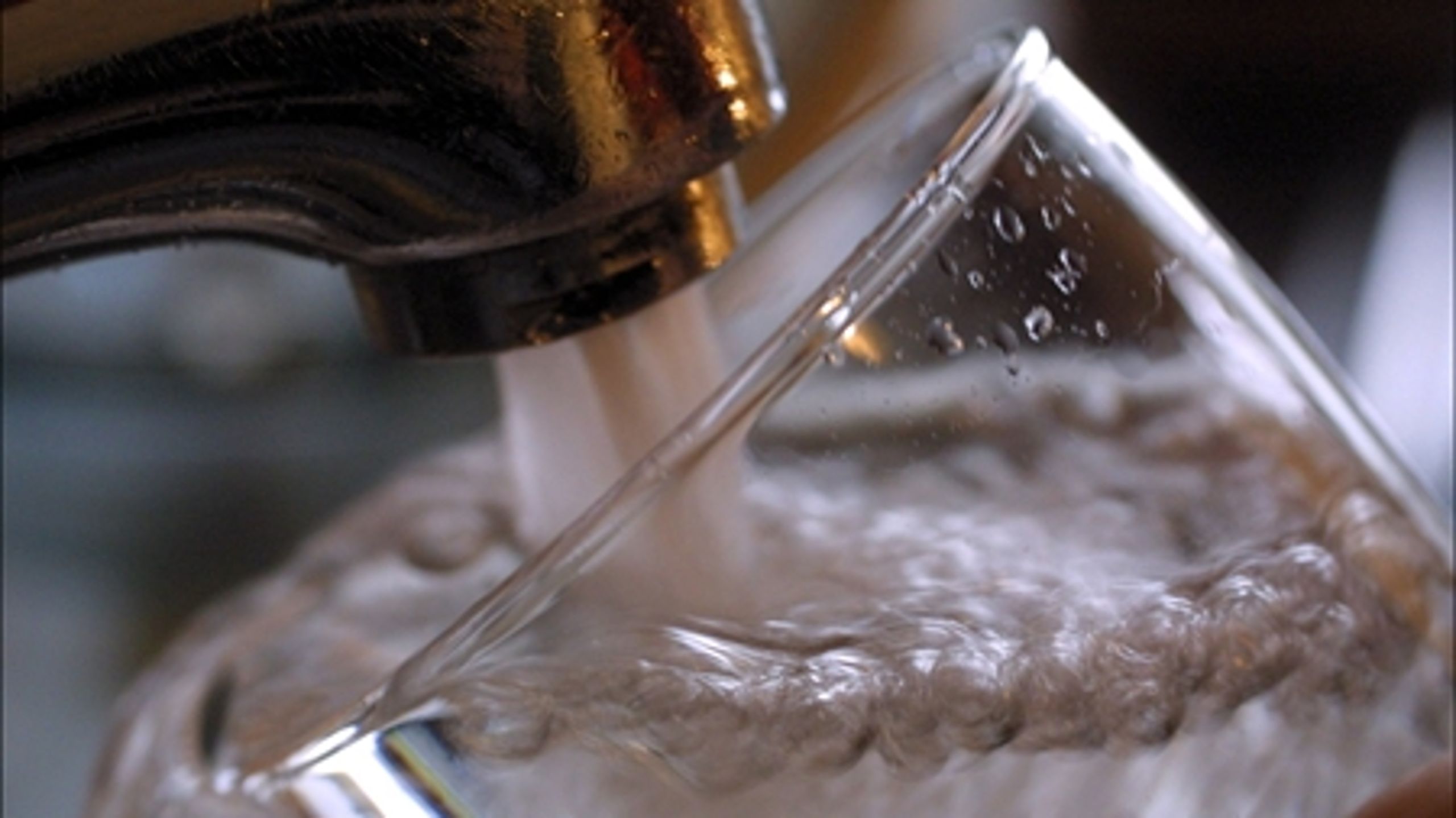 Flere fund af pesticidrester i grundvand og drikkevand giver ikke grund til bekymring, mener miljøministeren.