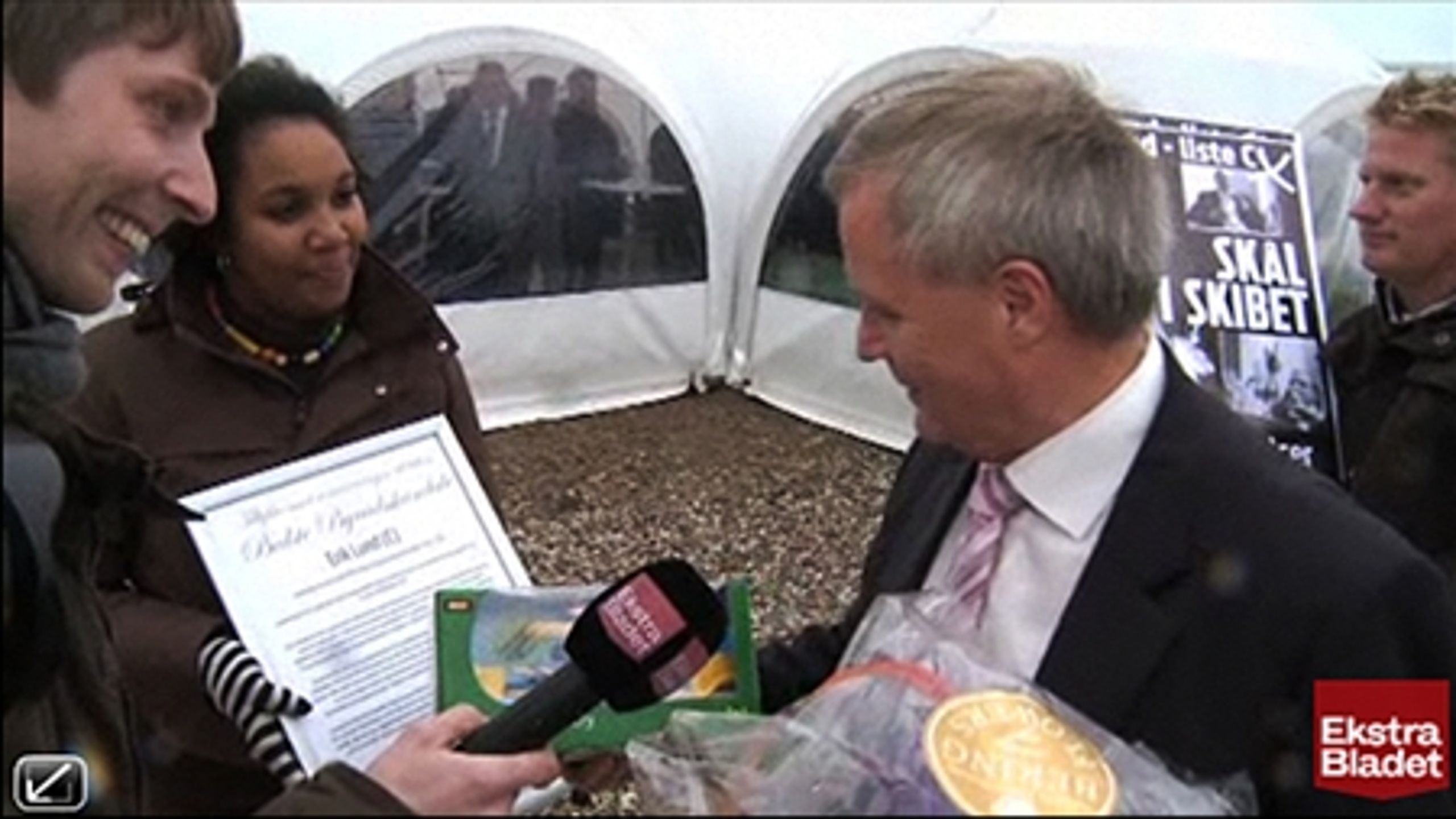 Journalist Sverre Quist (tv.) konfronterede op til kommunalvalget flere borgmestre med deres pengeforbrug, hér borgmester Erik Lund (K), Allerød. Nu har Venstre ansat samme Quist.