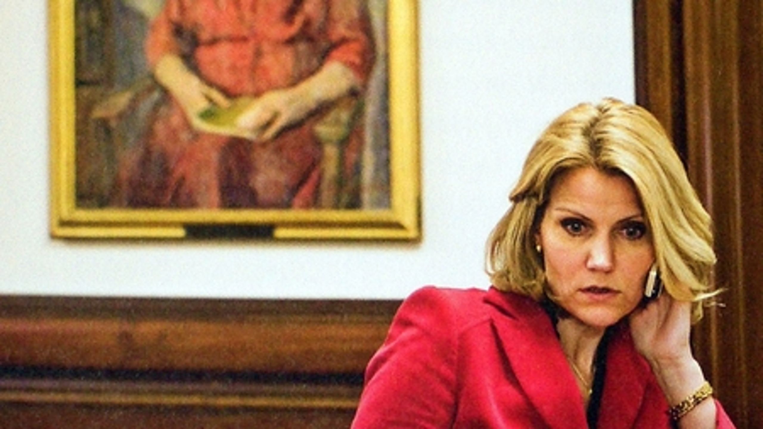 "Man kan stadigvæk undre sig over, hvordan partiet selv bidrager til at holde liv i krisen ved at betale Thornings private revisor og ved ikke at give revisoren mundkurv på i medierne, så han ikke er med til at forlænge krisen mere end nødvendigt," skriver Rasmus Jønsson. 