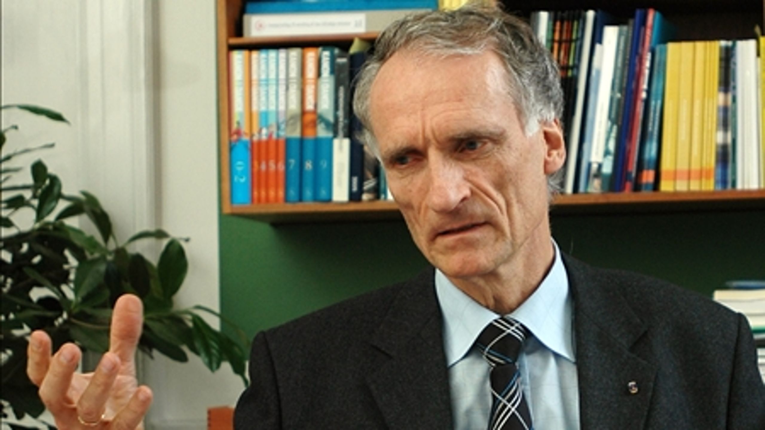 I perioden op til at Danmark overtog EU-formandskabet i 2002, udnævnte Anders Fogh Rasmussen en europaminister, nemlig Bertel Haarder. Den ministerpost burde være fortsat, mener Dagbladet Information.