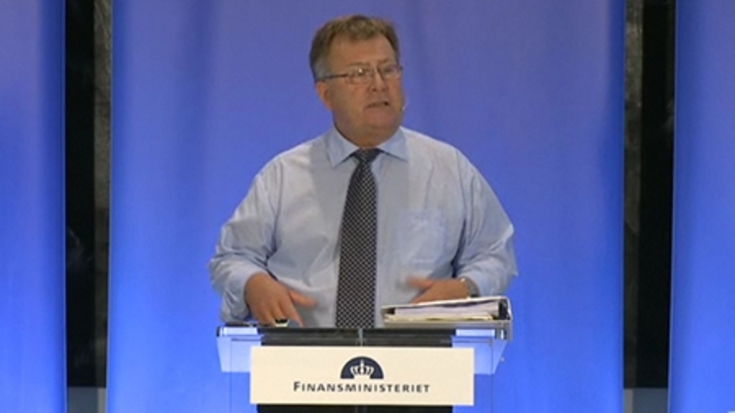 "Vi fastholder vores nuværende høje serviceniveau og skal i de kommende år fokusere på at bruge pengene bedre i stedet for bare at bruge flere penge. Fordi vi har ført en ansvarlig politik igennem de seneste ni år, har vi fortsat plads til at styrke indsatsen overfor en række af de mest udsatte grupper i vores samfund," siger finansminister Claus Hjort Frederiksen.