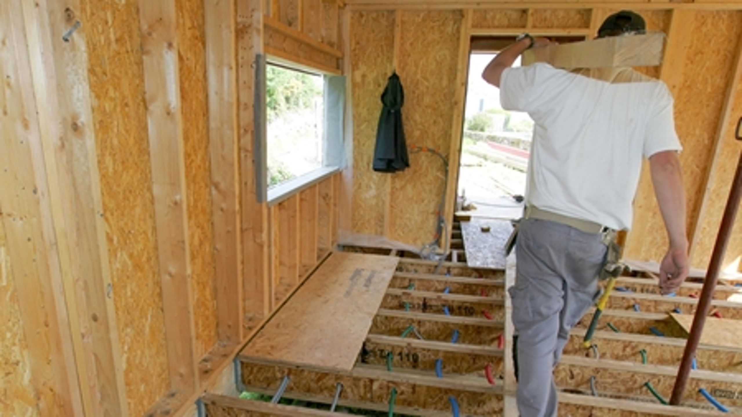 Skatteminister Troels Lund Poulsen (V) foreslog tidligere på sommeren at kriminalisere købere af sort arbejde. Det er danskerne imidlertid imod - og nu udskyder ministeren forslaget.