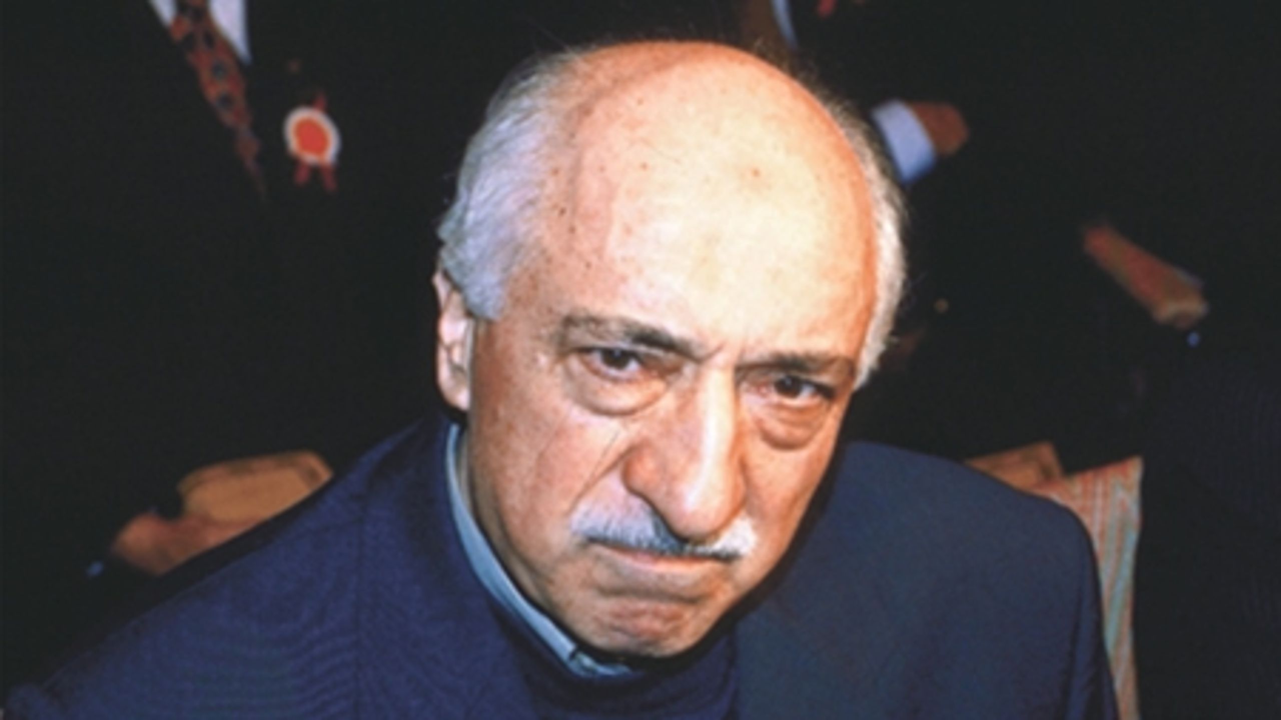 Fethullah Gülen:
Magtfuld islamisk leder, hvis tilhængere har fået større og større magt de senere år. Kritikere beskriver hans mål som en blanding af øget islamisering af Tyrkiet og tyrkisk nationalisme i ottomansk tradition. Avisen Zaman, der er sponsor for ramadan-middagen på Christiansborg, er inspireret af Gülens tanker.