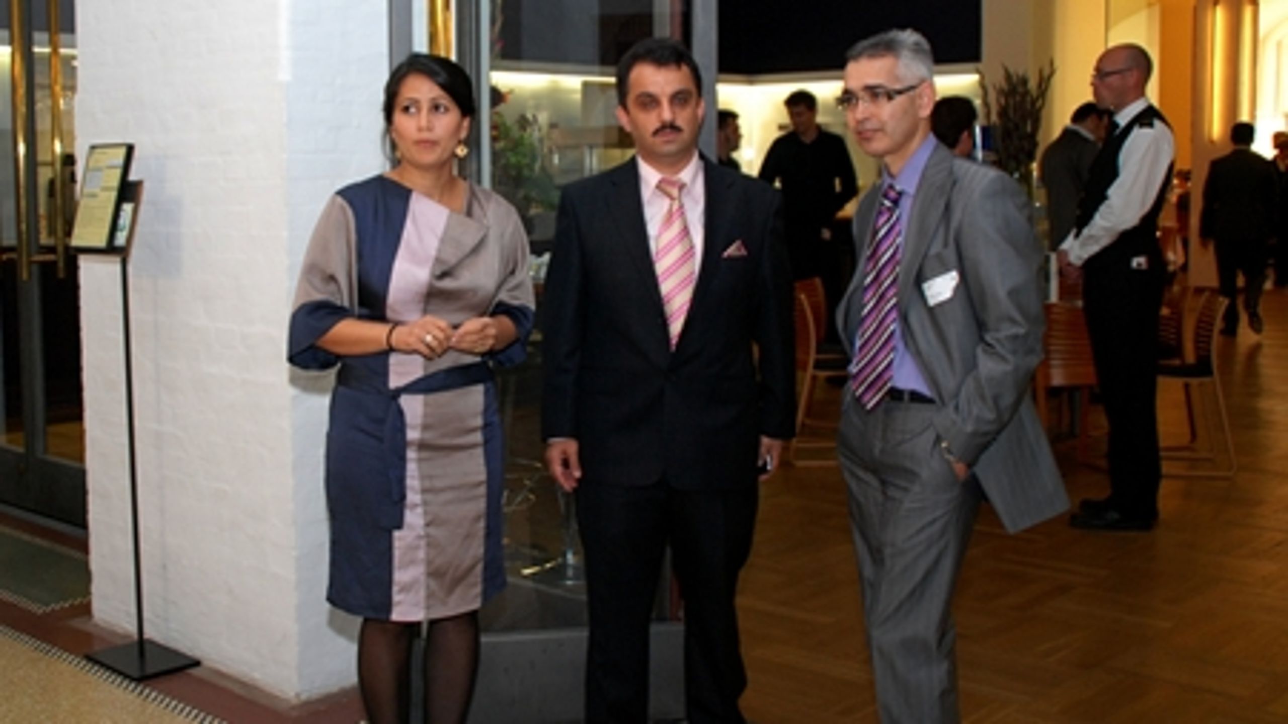 Ramadanmiddagens arrangører står klar til at tage imod gæster. Fra venstre side Özlem Cekic (SF), Zaman Iskandinavya direktør Kamil Subasi og avisens chefredaktør Hasan Cücük.