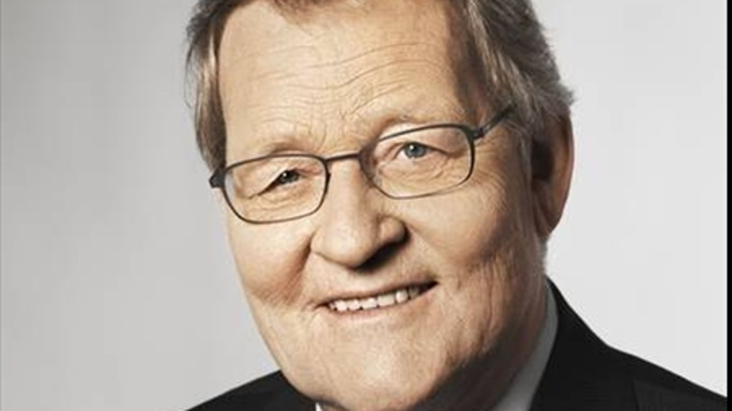 Selvom Niels Helveg Petersen har mere end 40 års erfaring fra livet på Christiansborg, skal man ikke vente forvente politiske erindringer fra hans hånd, når han senest næste år forlader Folketinget: "Jeg har læst mange politiske erindringer, og de har alle sammen været fulde af løgn. Den slags bør man overlade til historikerne," siger Helveg.