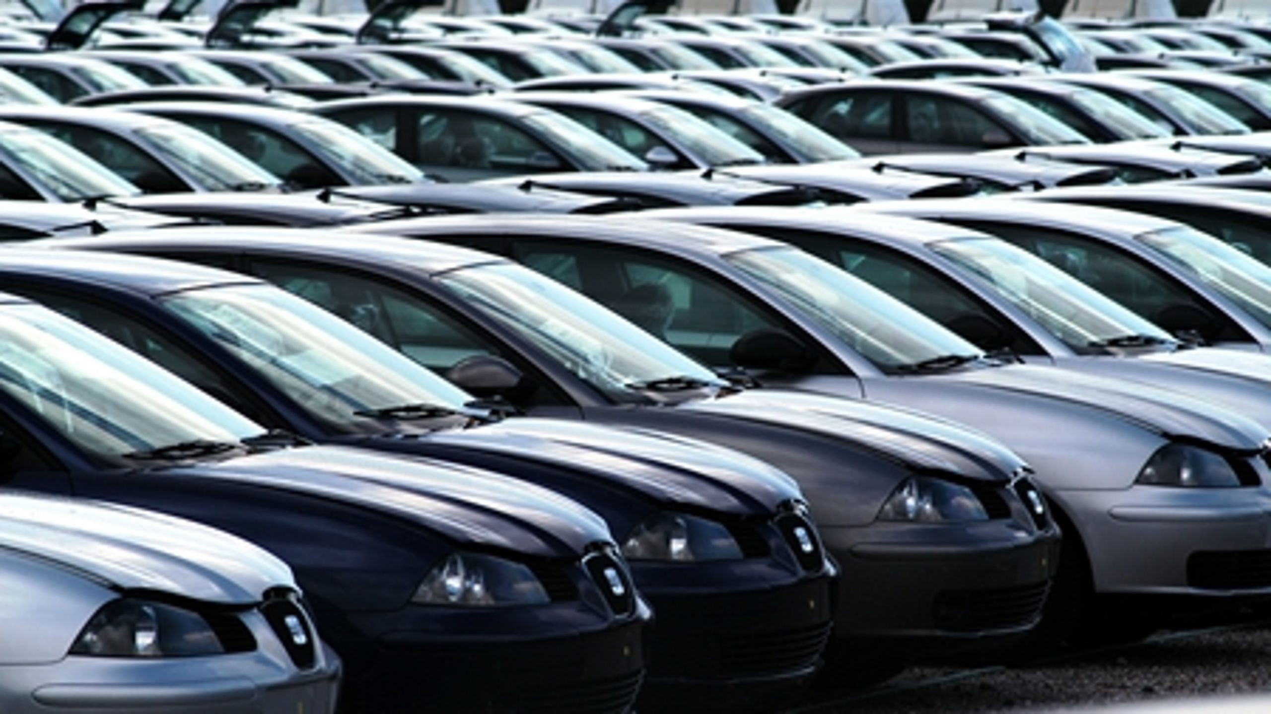 Der eksporteres stadig mange tusinde biler ud af Danmark hvert år. SF vil have intensiveret kontrollen af, om der bliver betalt for meget i godtgørelse af registreringsafgiften. 