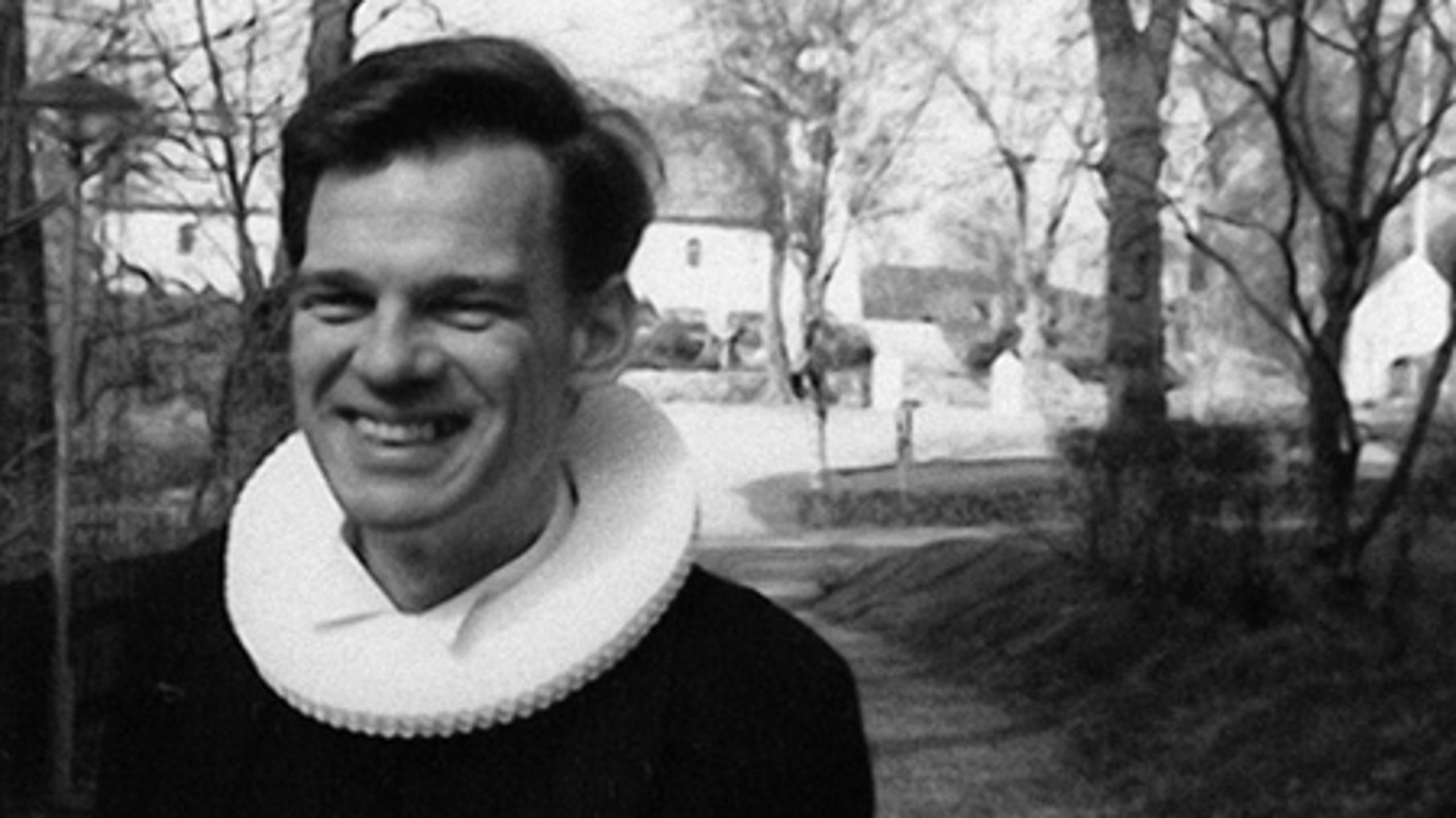 Jesper Langballe var i mere end 30 år sognepræst i Thorning i Midtjylland. Senere blev han folketingsmedlem for Dansk Folkeparti. Her har han haft allerstørst indflydelse på forskningsområdet.