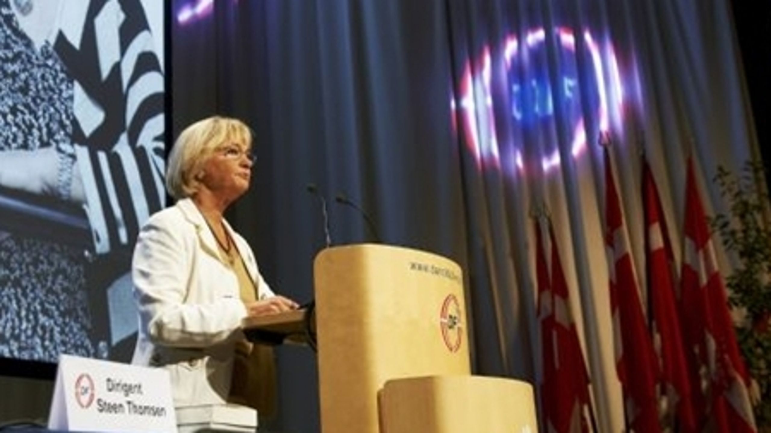 "Jeg vil godt advare både Lars Løkkes nuværende regering og den regering, han danner efter det næste folketingsvalg, mod kritikløst, bevidstløst og med sammenklappede hæle blot at råbe "Oui", "Yes", "Jawohl" eller noget andet europæisk hver gang, EU pipper. Et godt dansk NEJ har også ret," sagde DF-formanden i sin tale.