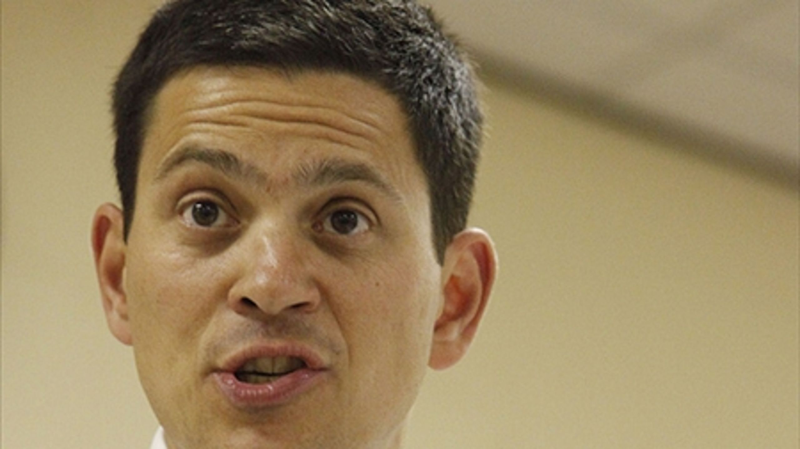Brødrene David (billedet) og Ed Miliband er favoritter blandt de fem kandidater, som er opstillet til positionen som Labours nye leder.