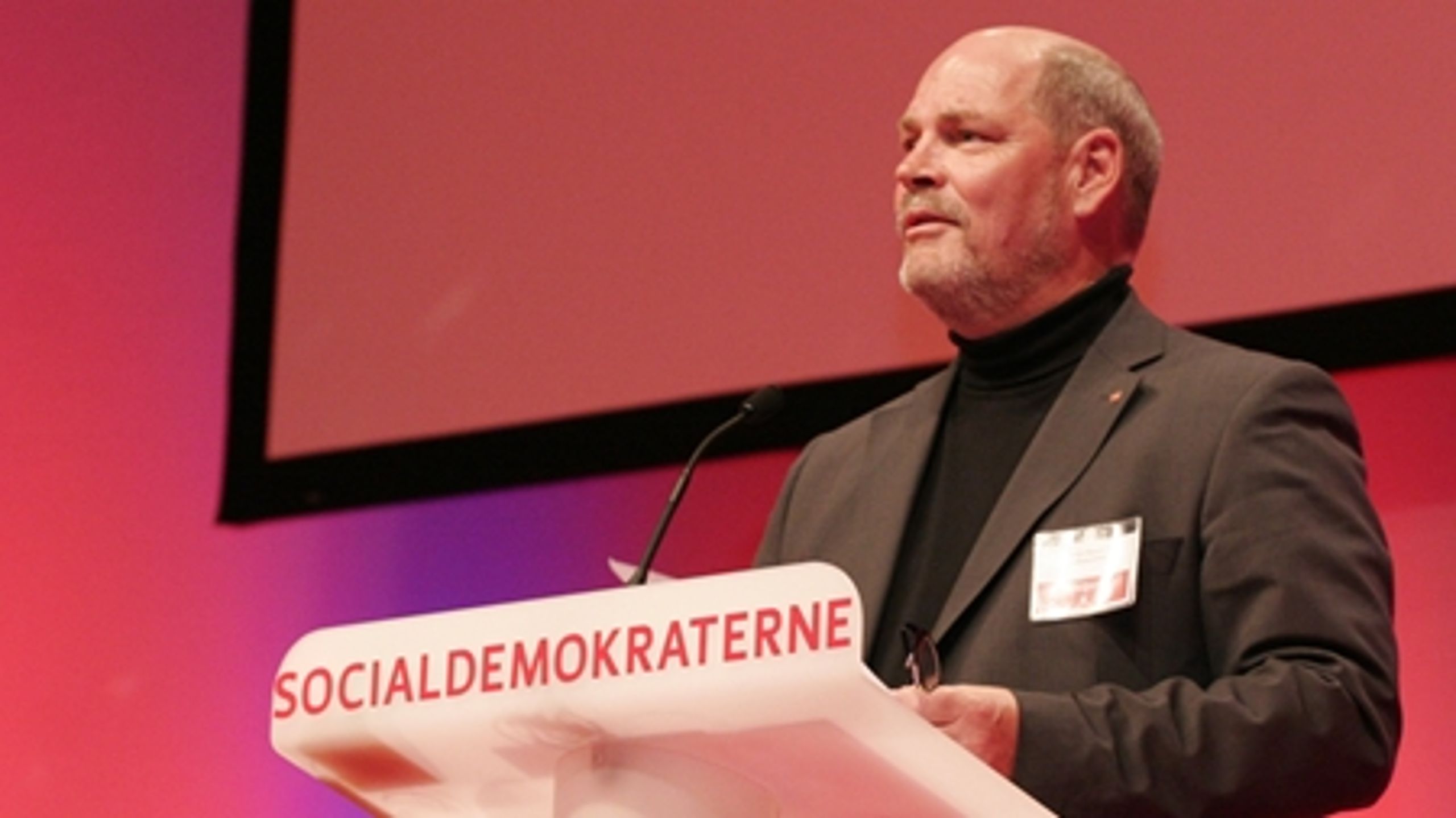 S-gruppeformand Carsten Hansen - hér på kongres-talerstolen i weekenden - er klassisk socialdemokrat, og såvel posterne som boligminister og beskæftigelsesminister vil ligge godt for ham, vurderer Altinget.dks minister-analyse.